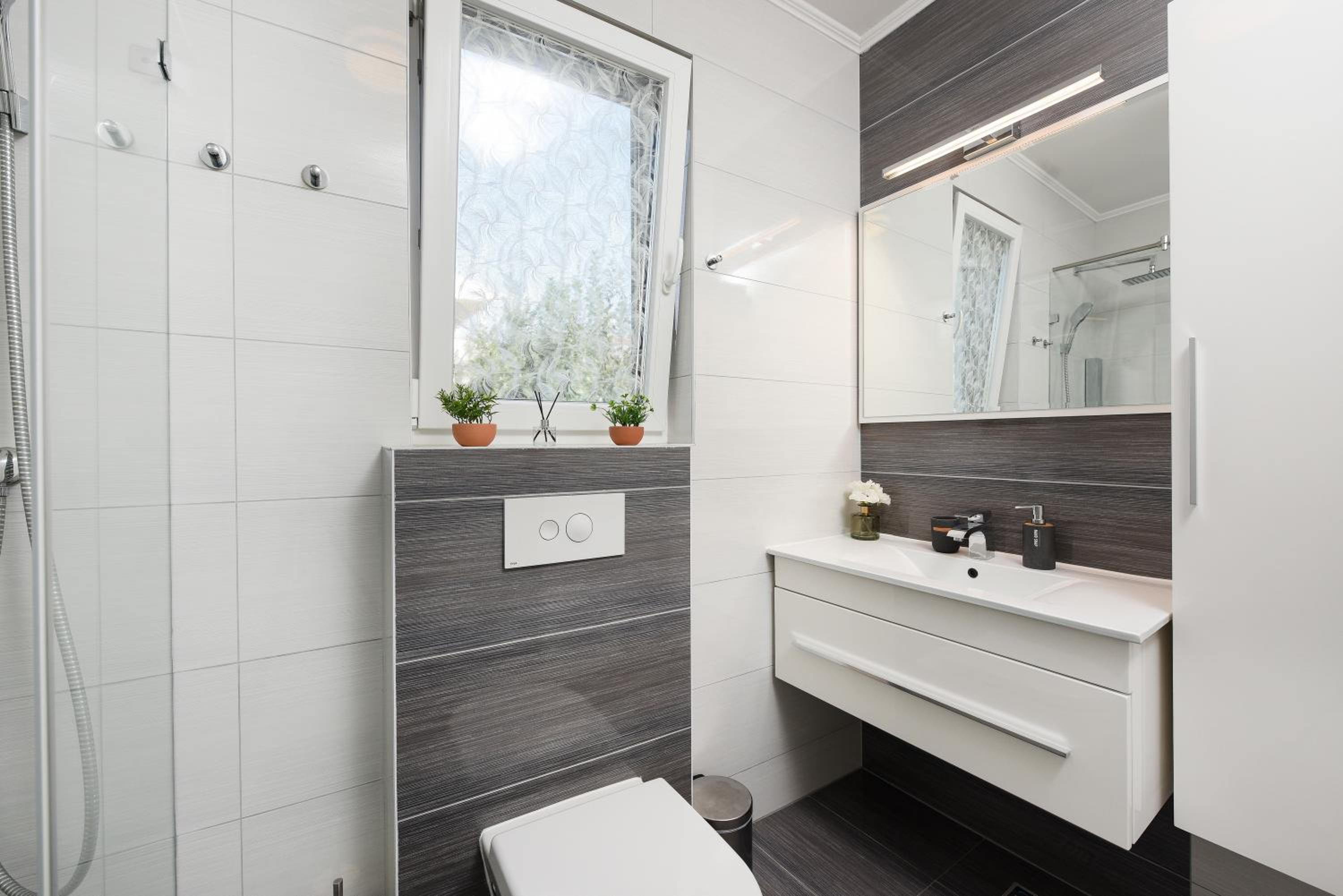 Luxurious Urban Retreat Apartment with Whirlpool and Private Parking