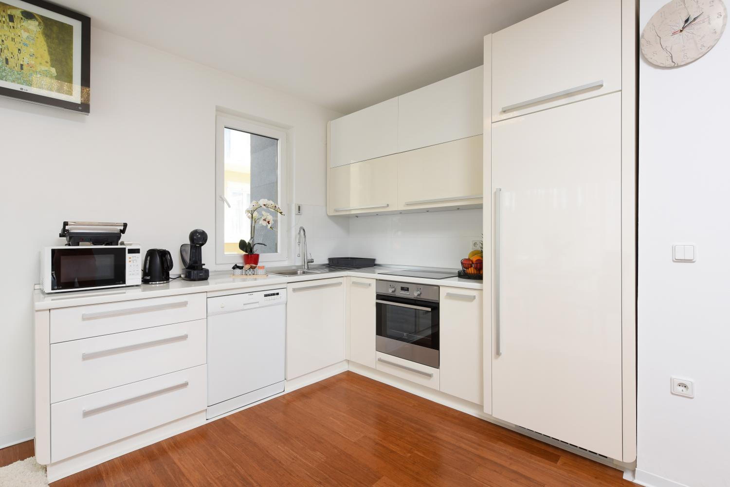 Luxurious Urban Retreat Apartment with Whirlpool and Private Parking