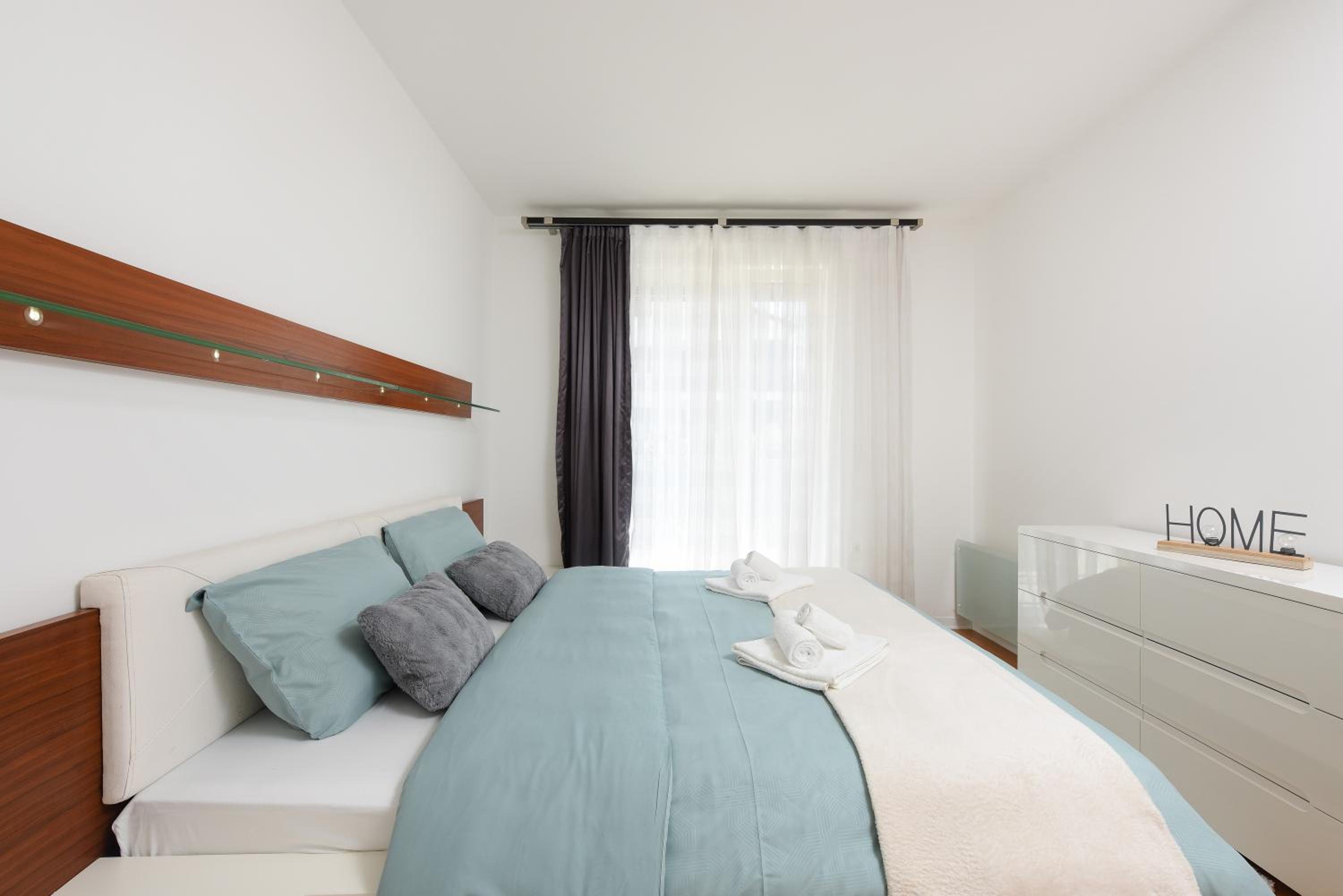 Luxurious Urban Retreat Apartment with Whirlpool and Private Parking