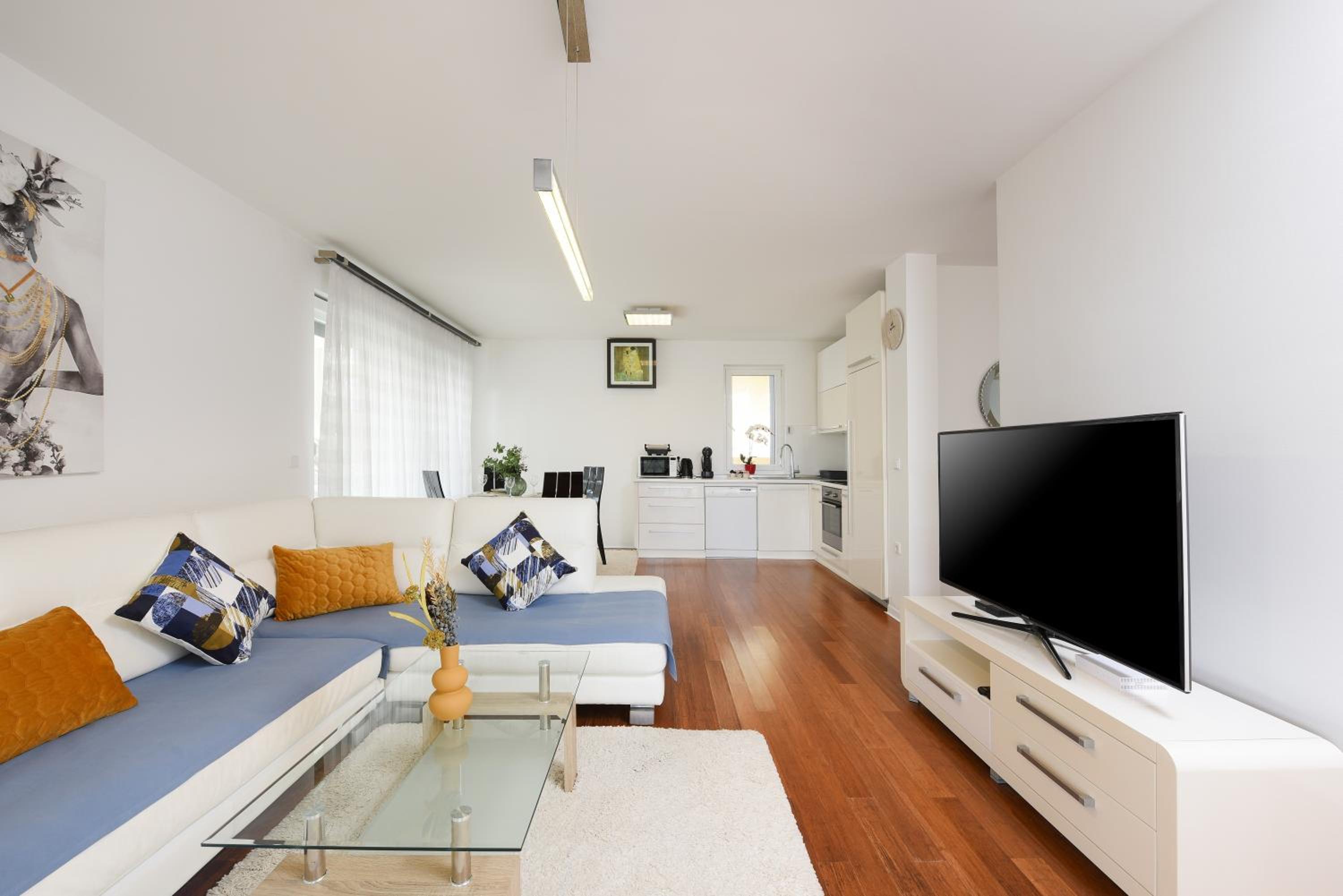 Luxurious Urban Retreat Apartment with Whirlpool and Private Parking