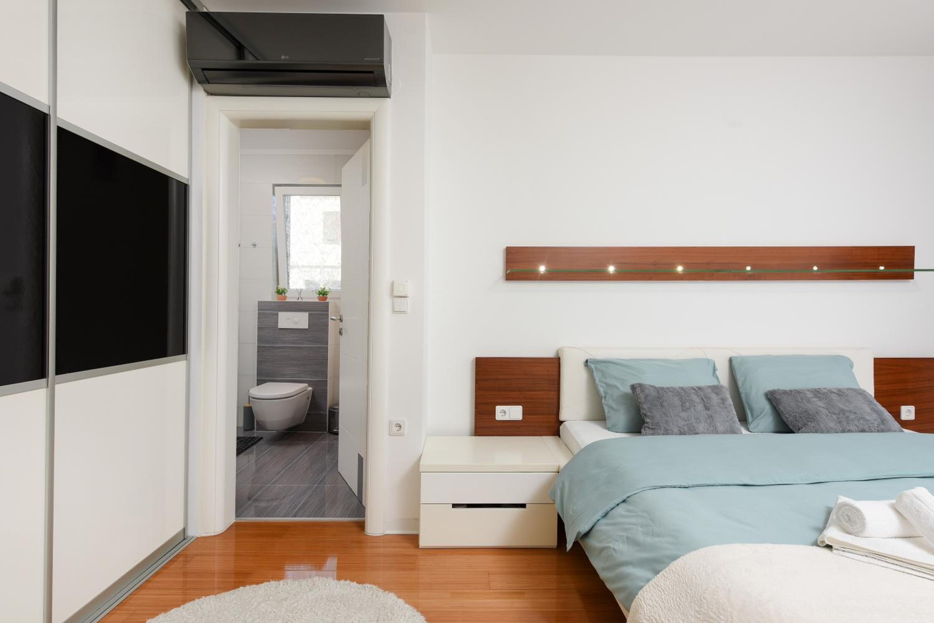 Luxurious Urban Retreat Apartment with Whirlpool and Private Parking