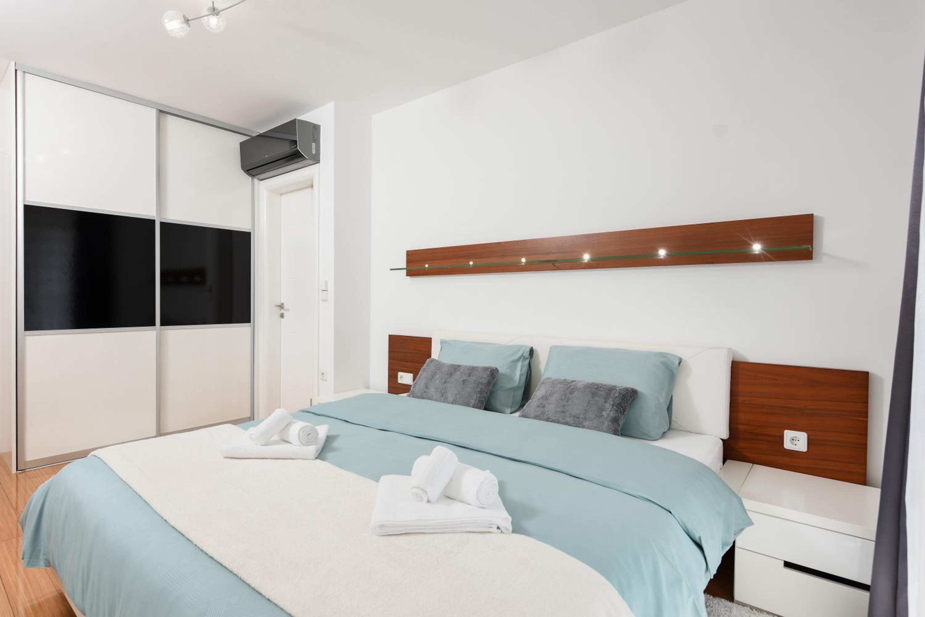 Luxurious Urban Retreat Apartment with Whirlpool and Private Parking