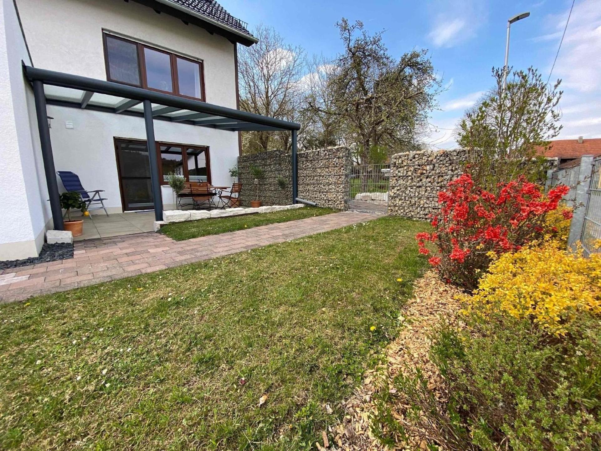 Helle Ferienwohnung in Oberfellendorf mit Terrasse, Grill und Garten