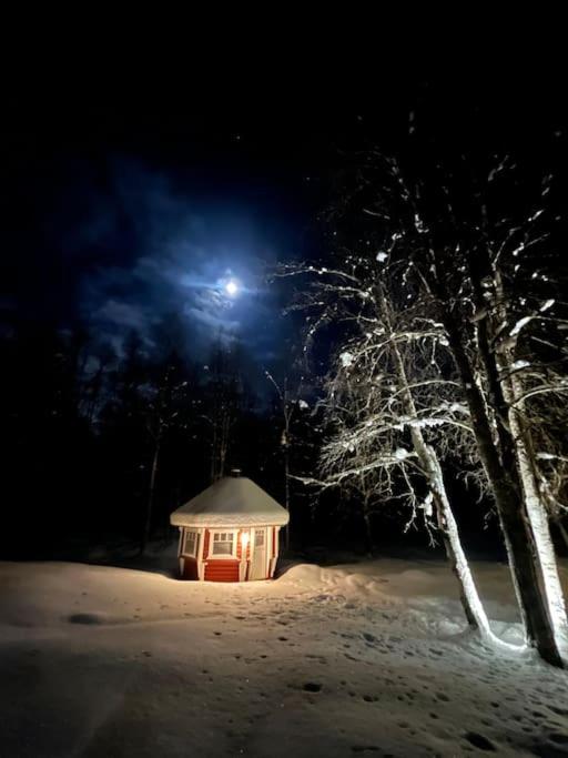 Mökki luonnon keskellä.