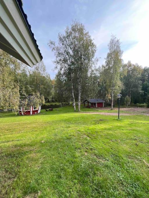 Mökki luonnon keskellä.