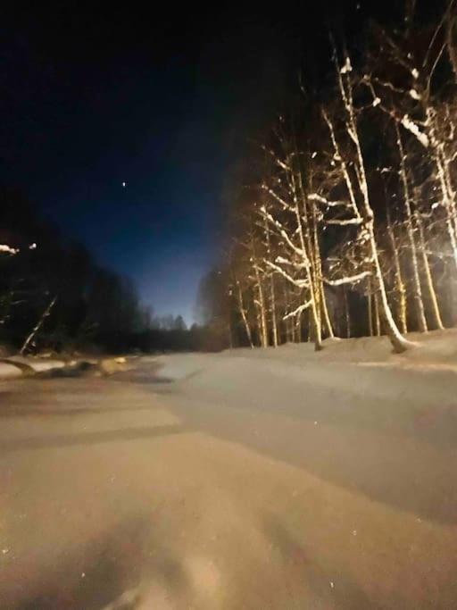 Mökki luonnon keskellä.