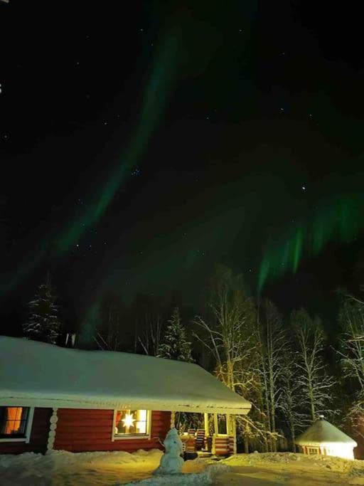 Mökki luonnon keskellä.