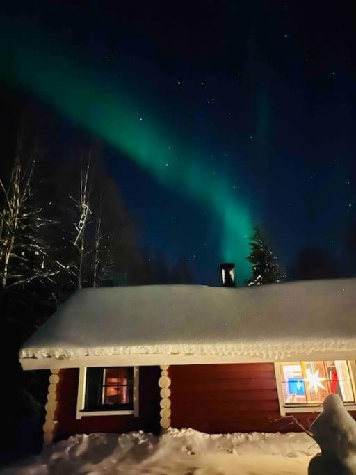 Mökki luonnon keskellä.