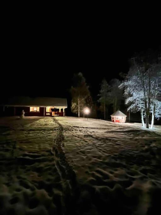Mökki luonnon keskellä.