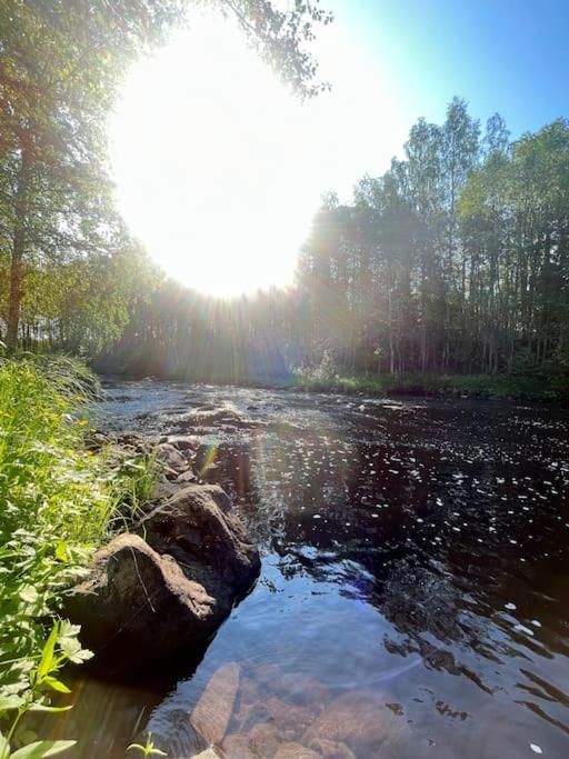 Mökki luonnon keskellä.