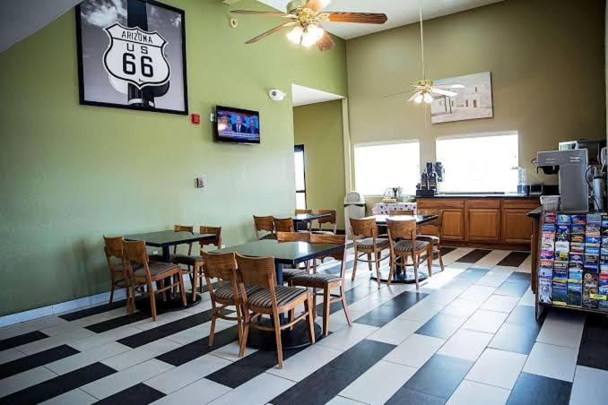 Holbrook Vacations - Super 8 by Wyndham Holbrook - Property Image 6