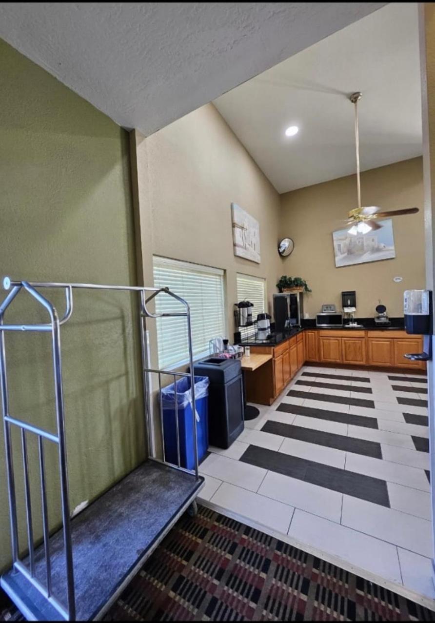 Holbrook Vacations - Super 8 by Wyndham Holbrook - Property Image 7