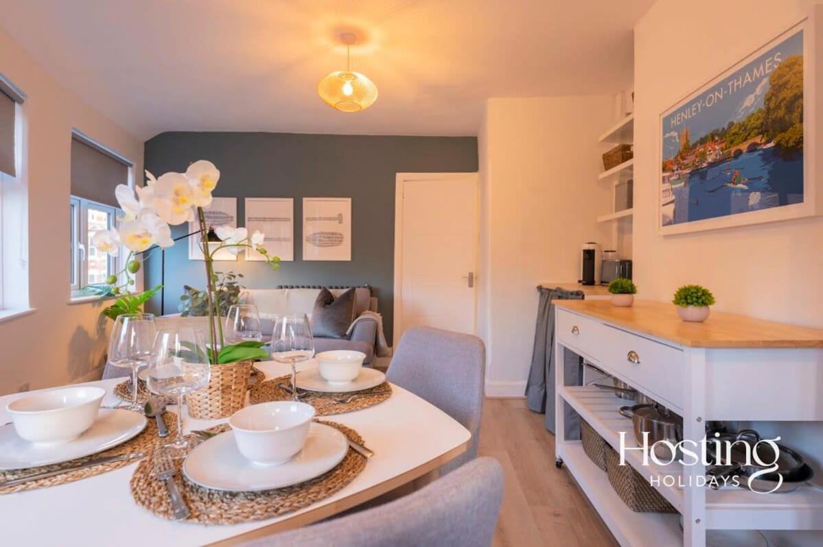 Super Central Apartment Close To River & Station