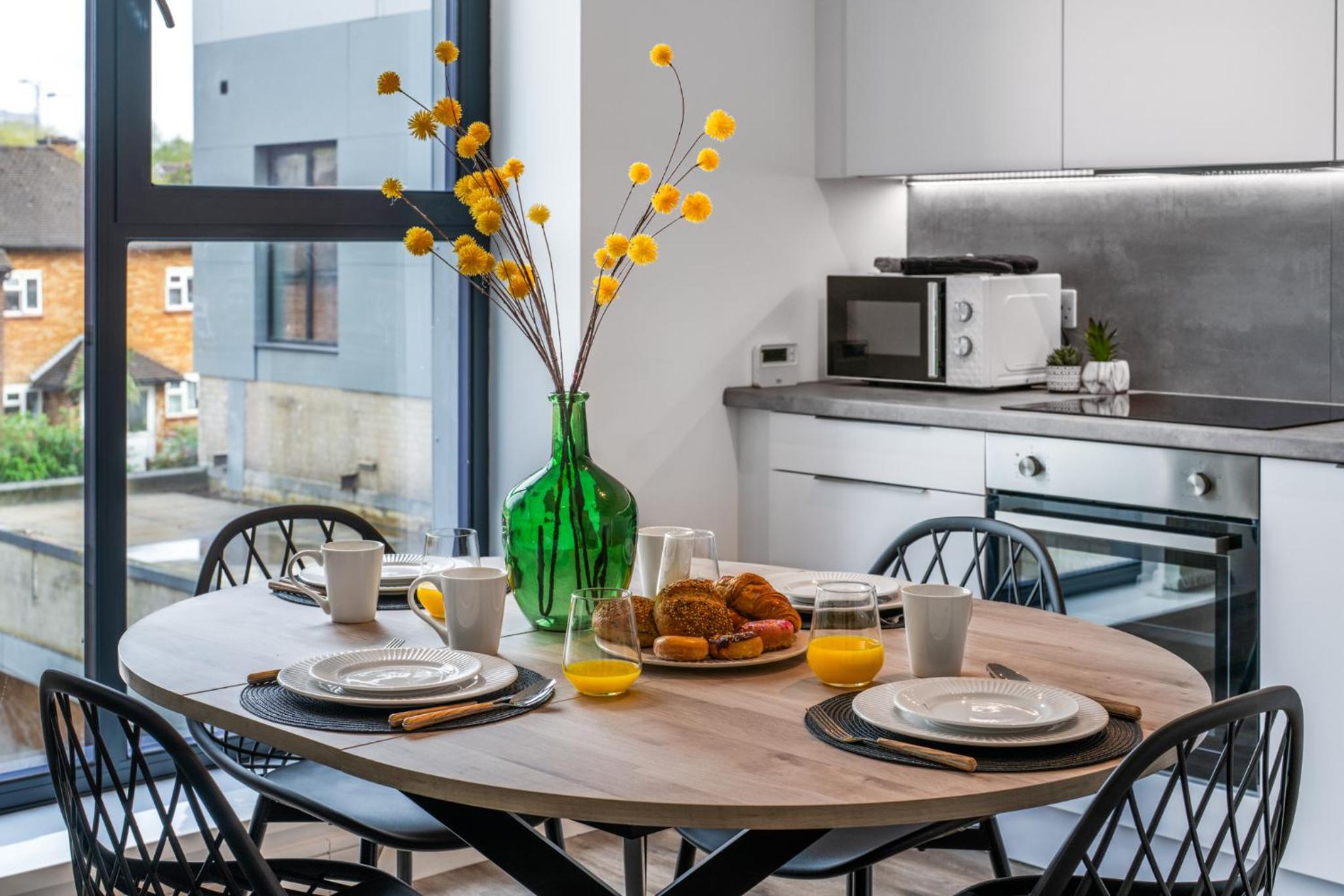 Contractors Welcome - 2 Bed Potters Bar - Free Parking - Direct London view 5