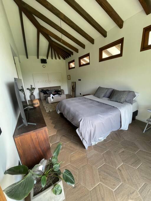 Casa de lujo en rancho la soledad a 5 minutos del parque del cafe, experiencia gastronómica con el Chef Julián Hoyos Vallejo