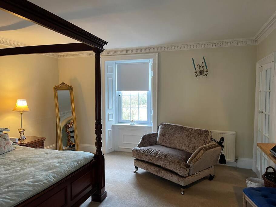 WestLaigh Lrg Luxury Country Farm House 20 min from the city view 4