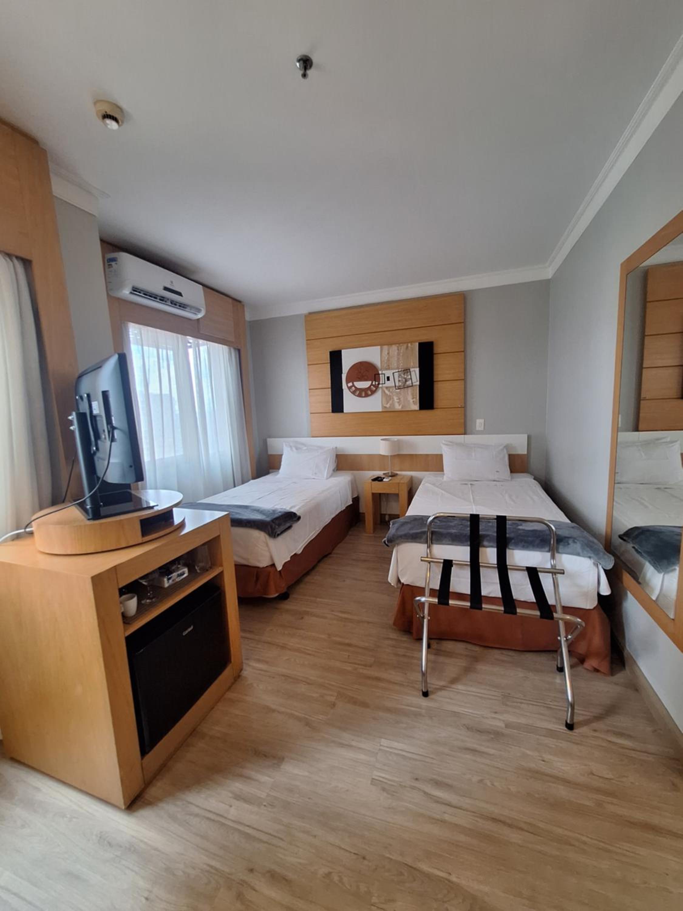 Hotel E suites em frente ao Aeroporto Congonhas com Piscina 914