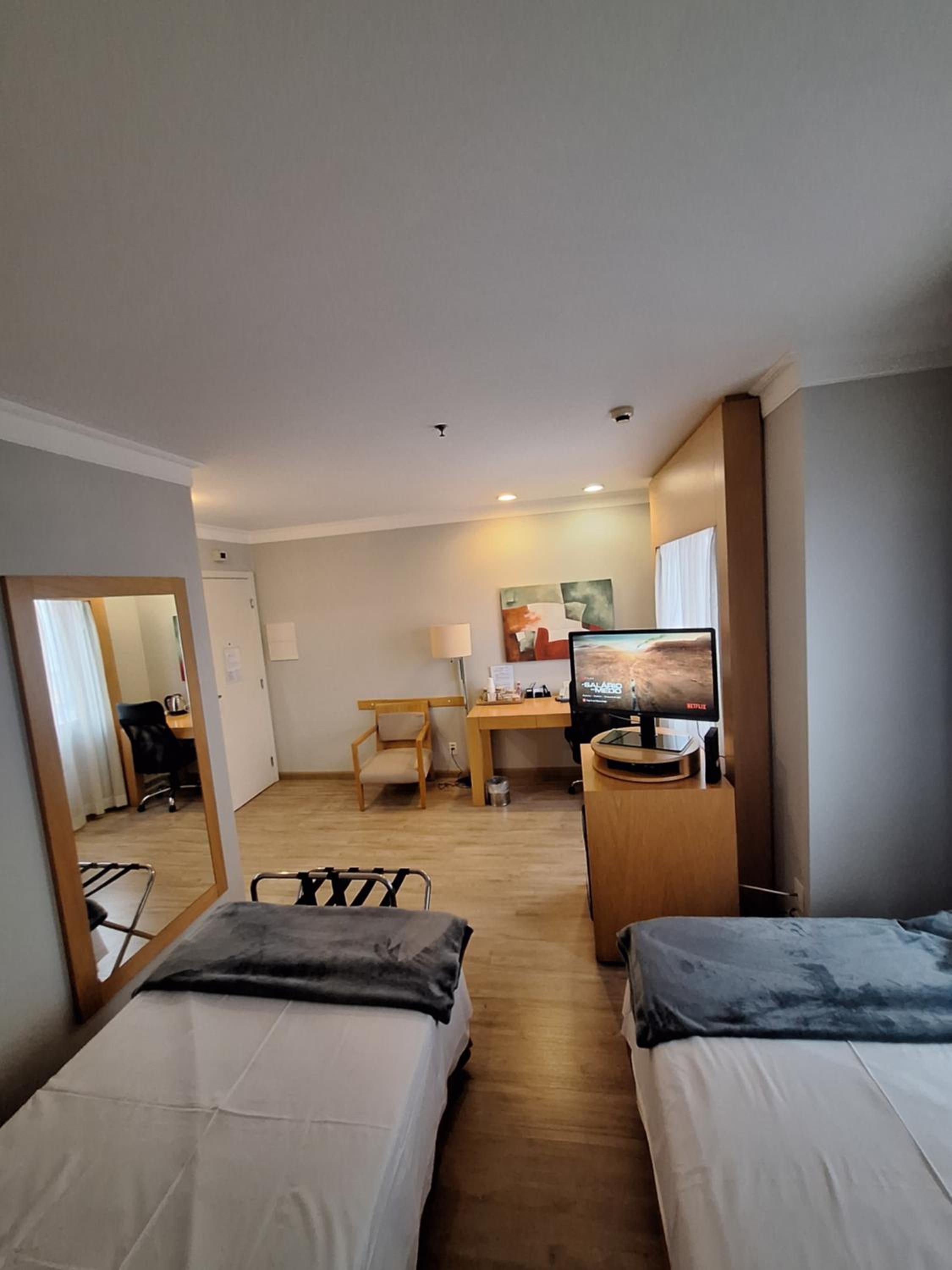 Hotel E suites em frente ao Aeroporto Congonhas com Piscina 914