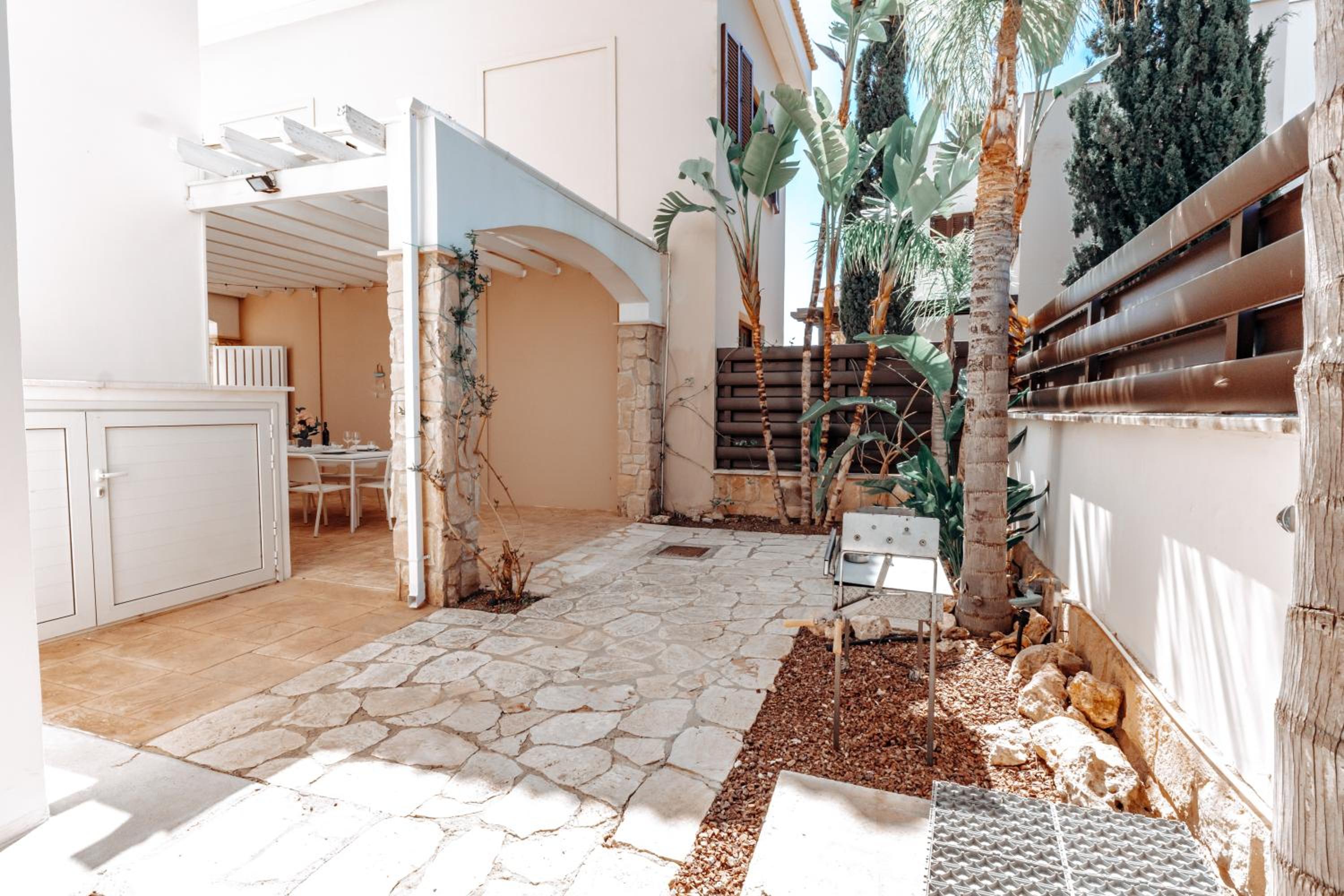 WealthyStays Sunset Villa, 3min walk to Sea