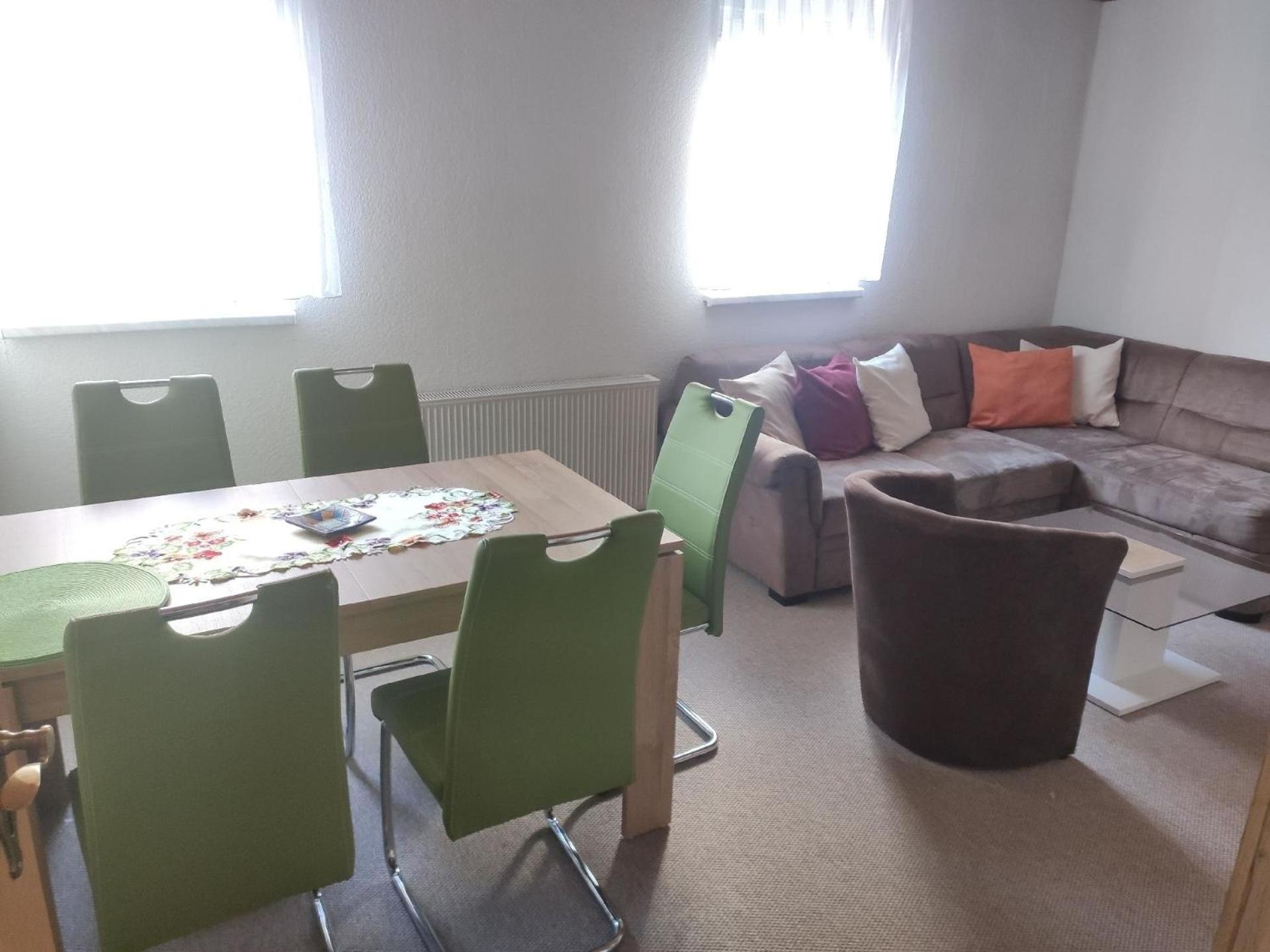 Gemütliche Ferienwohnung in Uhlstädt-Kirchhasel mit Garten, gemeinsamem Pool und Grill