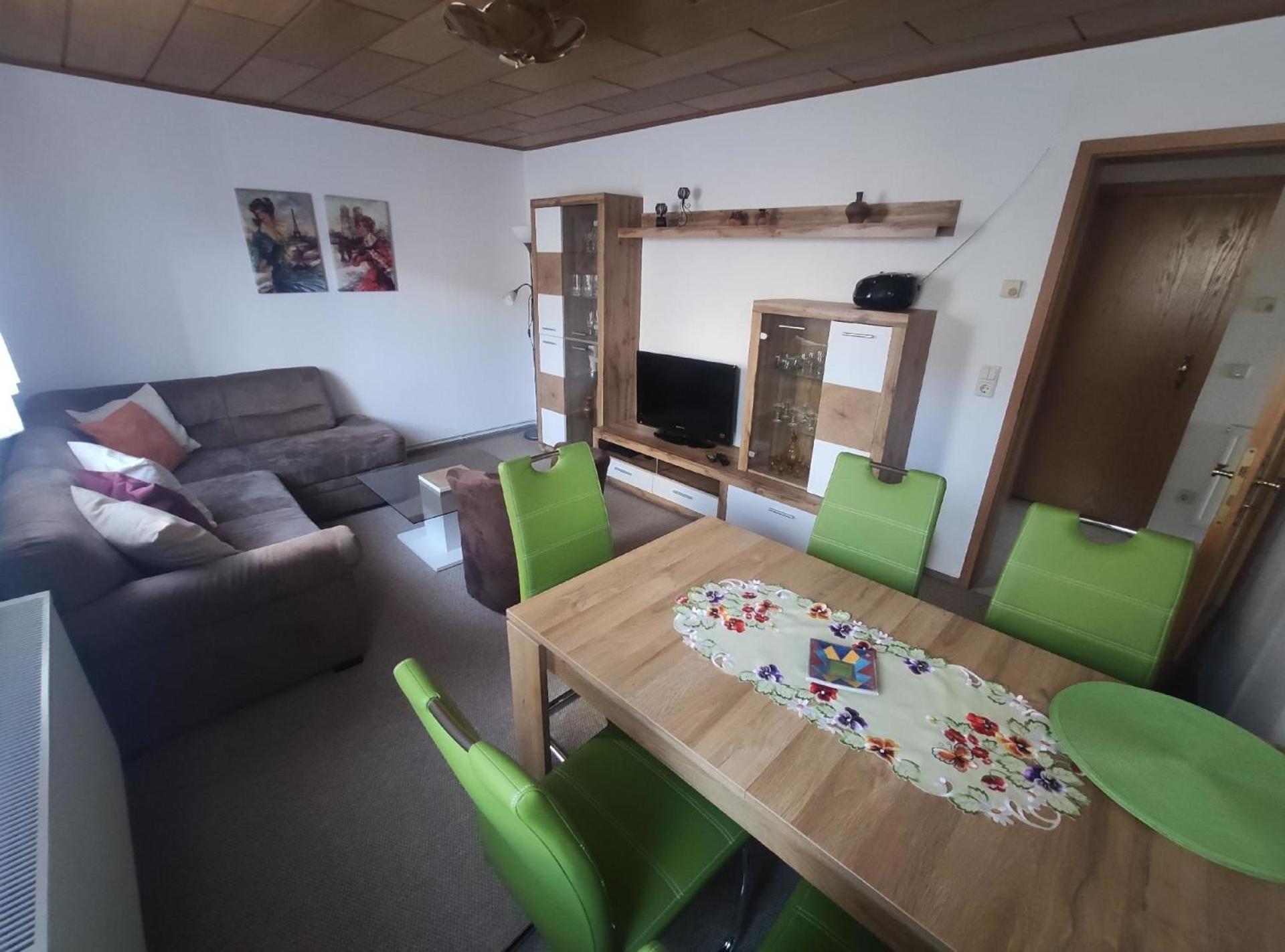Gemütliche Ferienwohnung in Uhlstädt-Kirchhasel mit Garten, gemeinsamem Pool und Grill