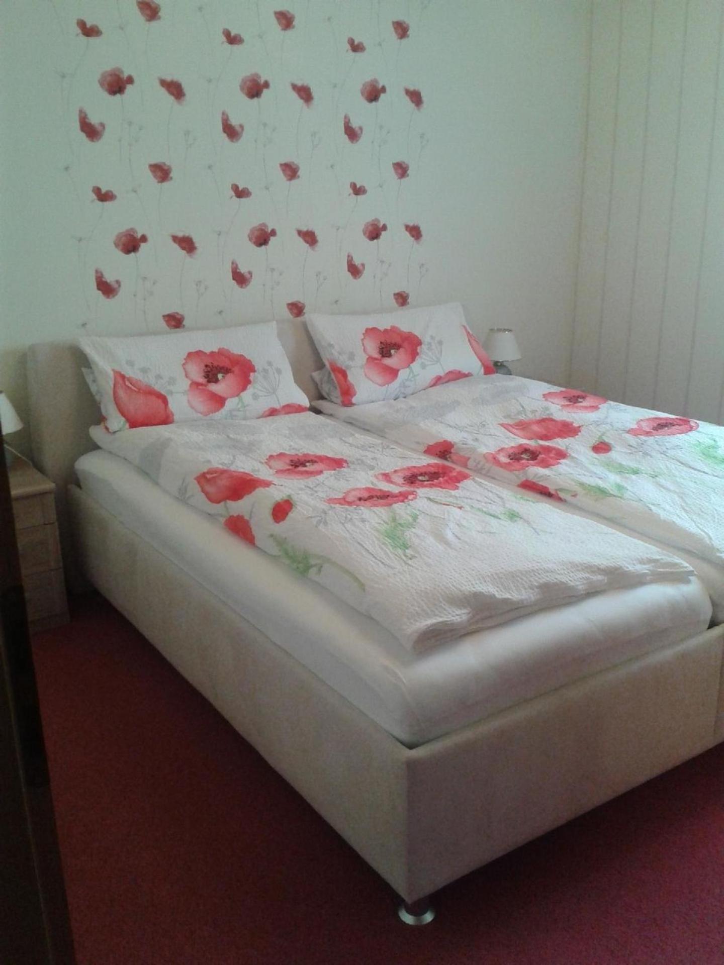 Gemütliche Ferienwohnung in Uhlstädt-Kirchhasel mit Garten, gemeinsamem Pool und Grill