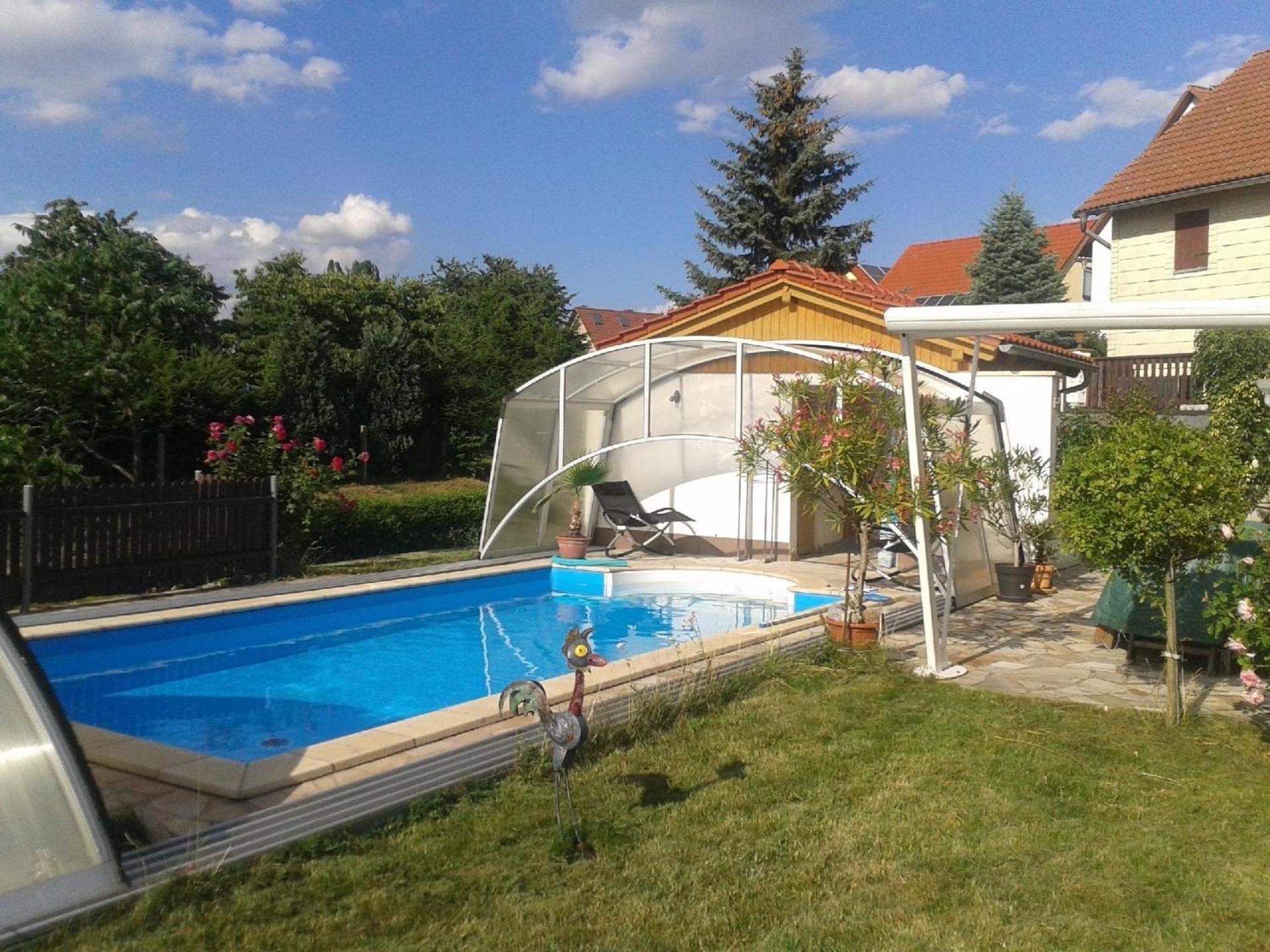 Gemütliche Ferienwohnung in Uhlstädt-Kirchhasel mit Garten, gemeinsamem Pool und Grill