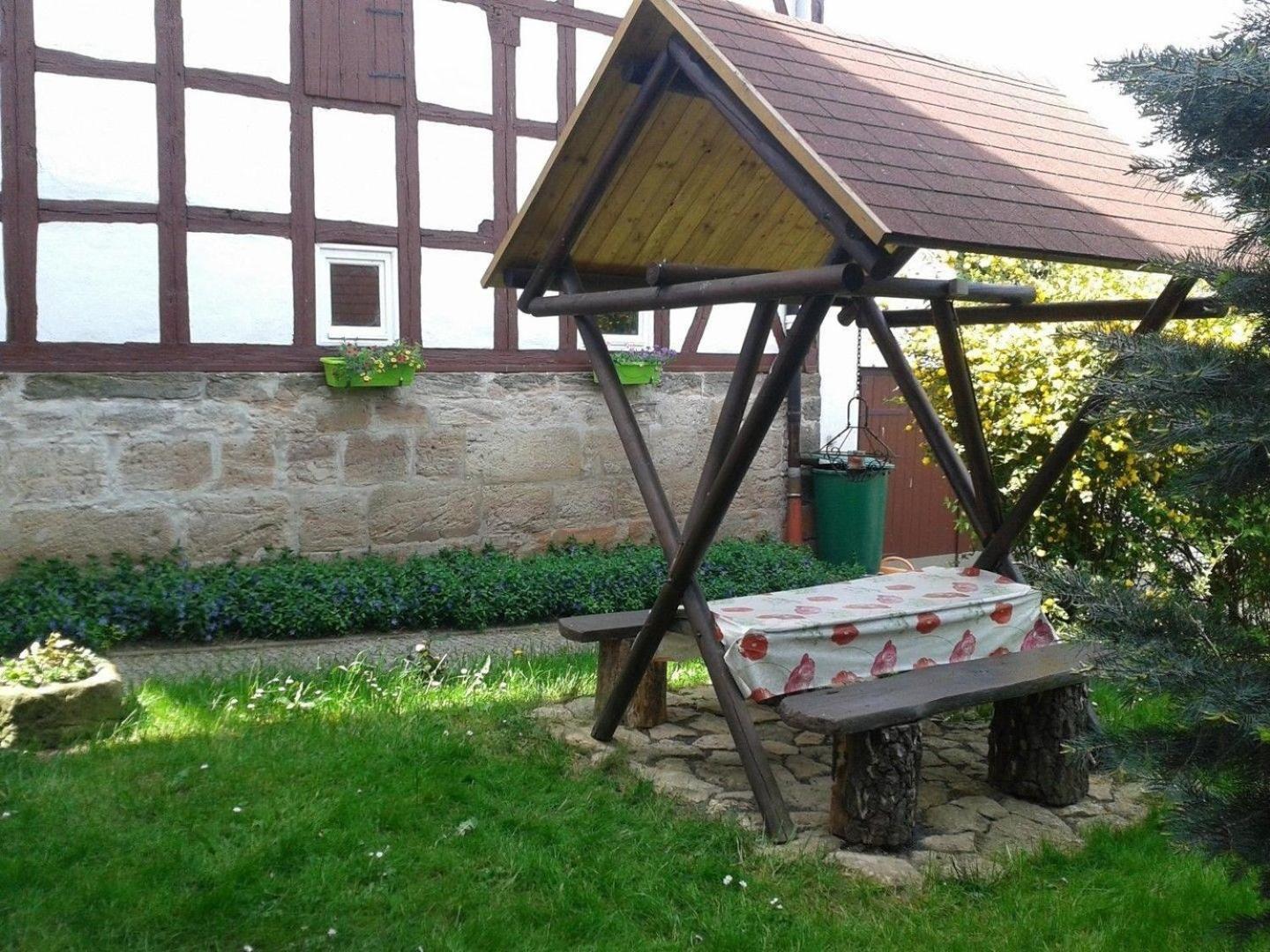 Gemütliche Ferienwohnung in Uhlstädt-Kirchhasel mit Garten, gemeinsamem Pool und Grill