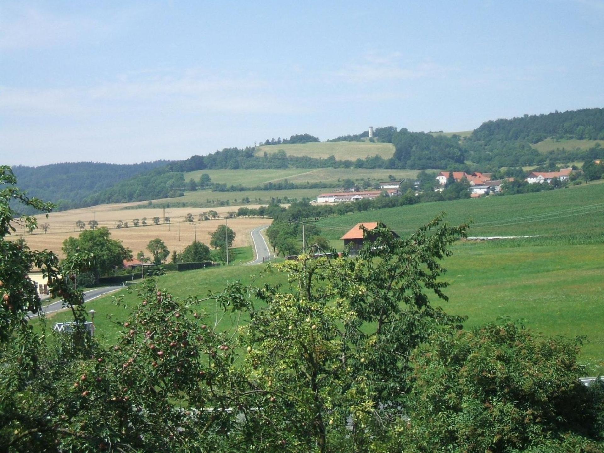 Gemütliche Ferienwohnung in Uhlstädt-Kirchhasel mit Garten, gemeinsamem Pool und Grill