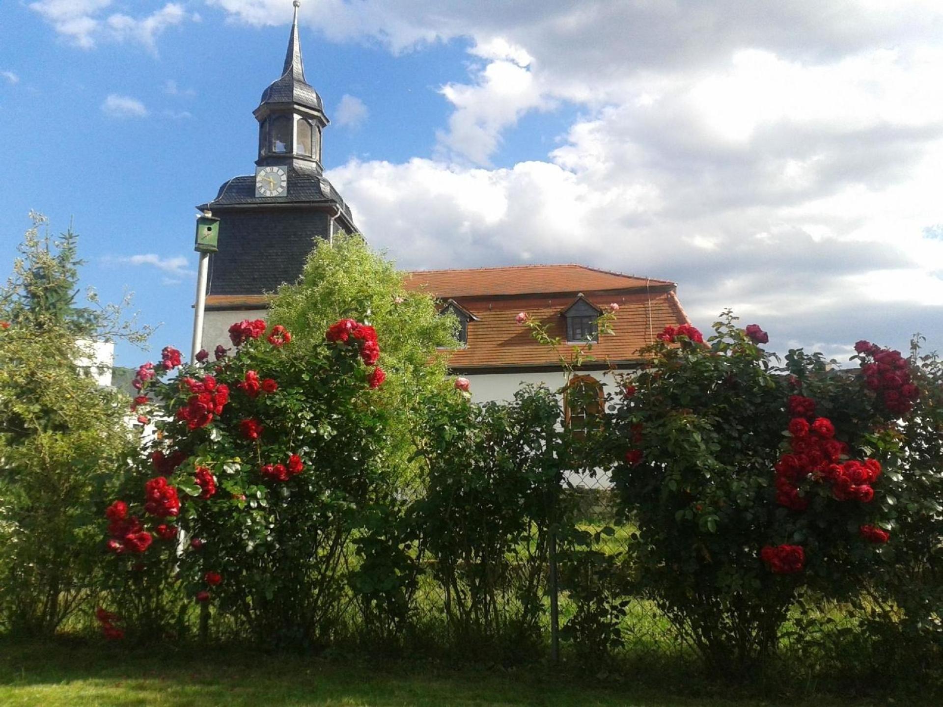Gemütliche Ferienwohnung in Uhlstädt-Kirchhasel mit Garten, gemeinsamem Pool und Grill