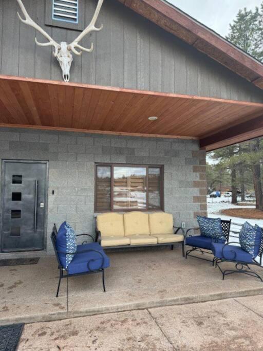 The Rustic Retreat - Cozy Cabin in the Pines! Close to the Polar Express, Grand Canyon & Bearizona view 2