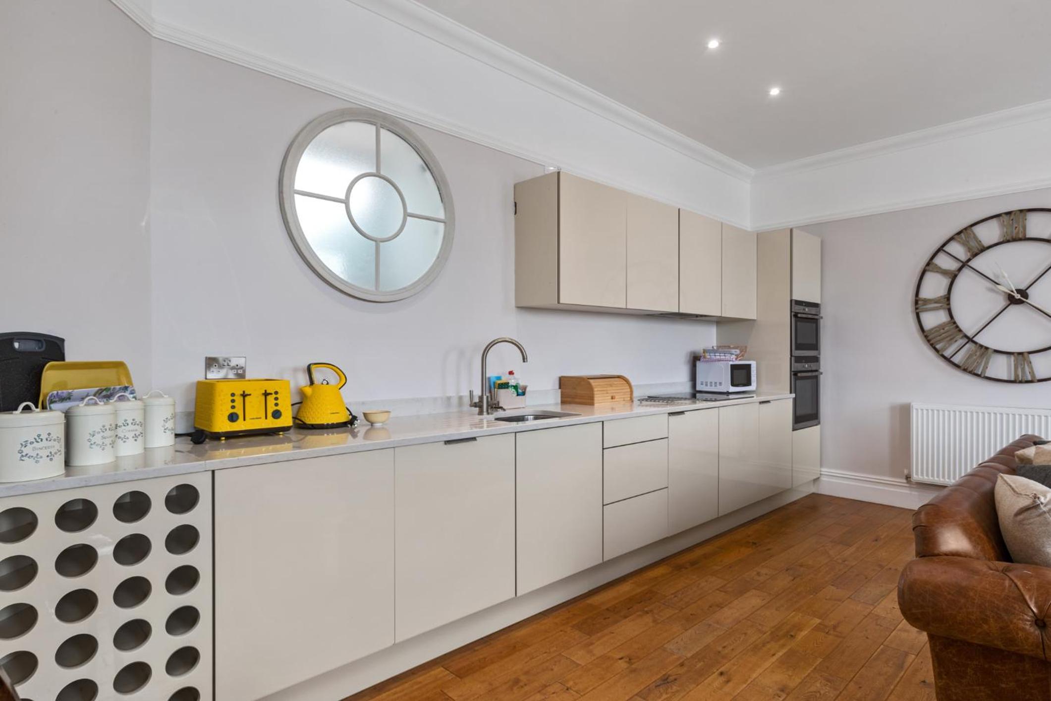 Laston Garden Apartment - Sea Views Large Terrace