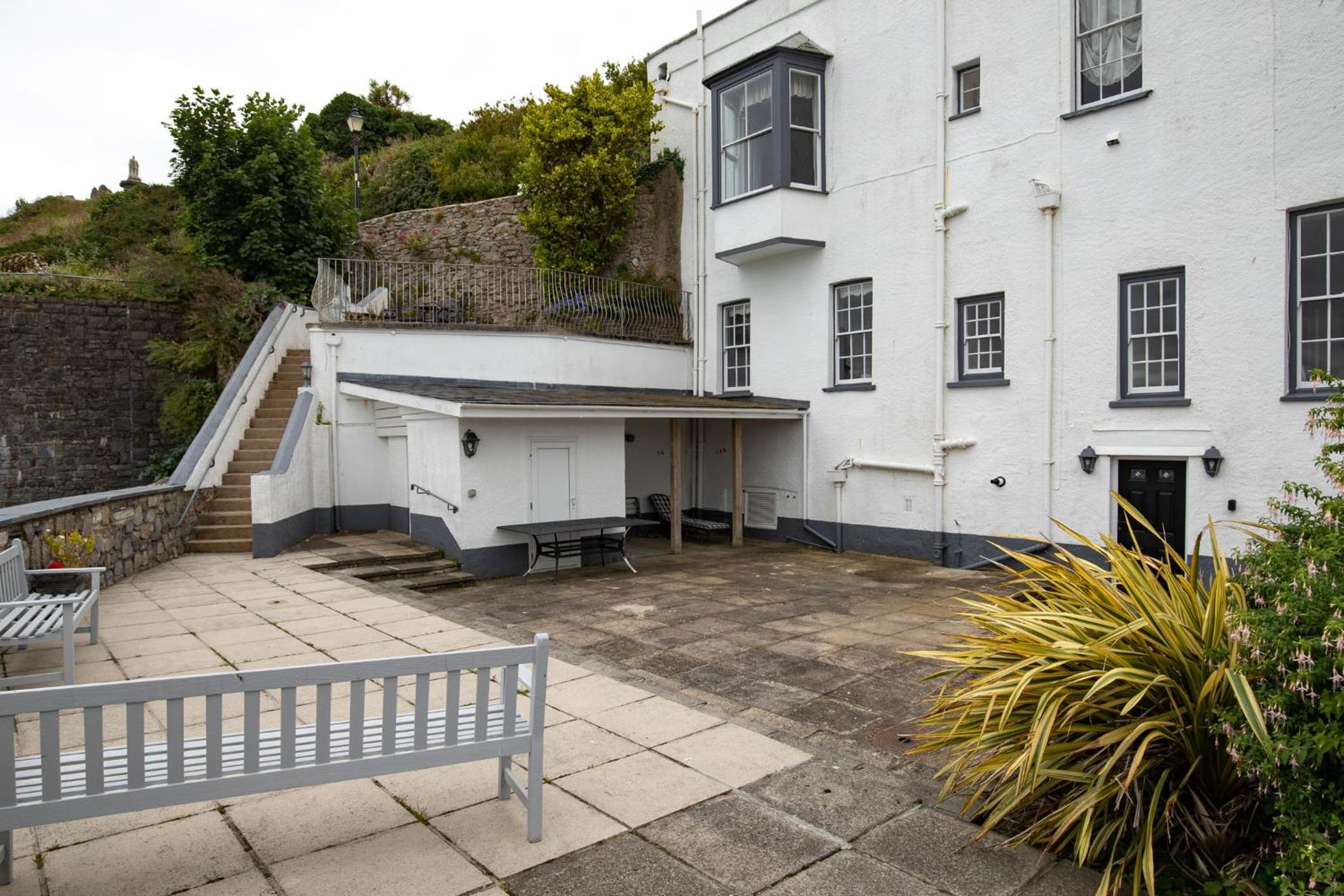 Laston Garden Apartment - Sea Views Large Terrace