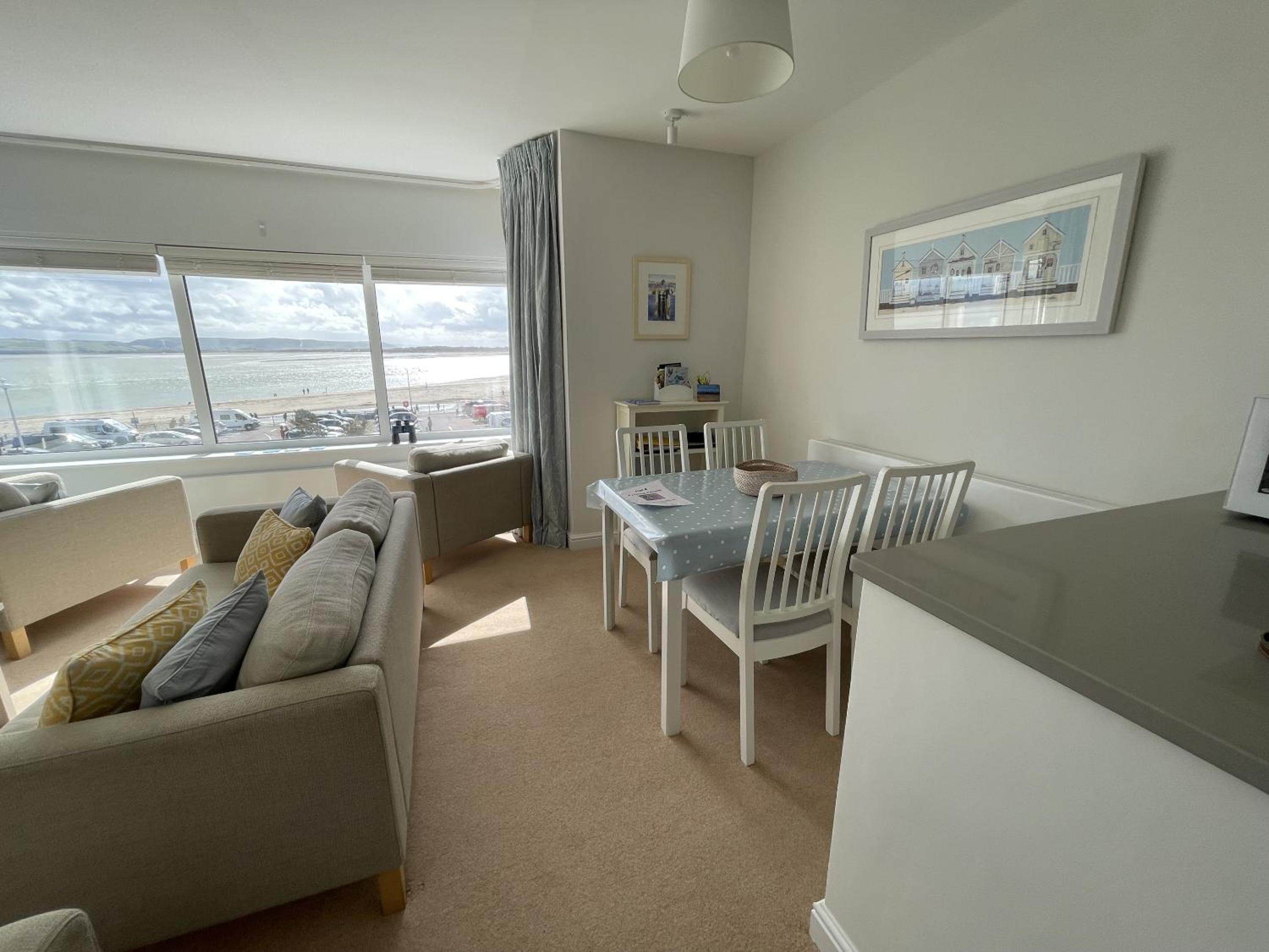 Lovely seafront 2 bedroom Apartment 4 view 4