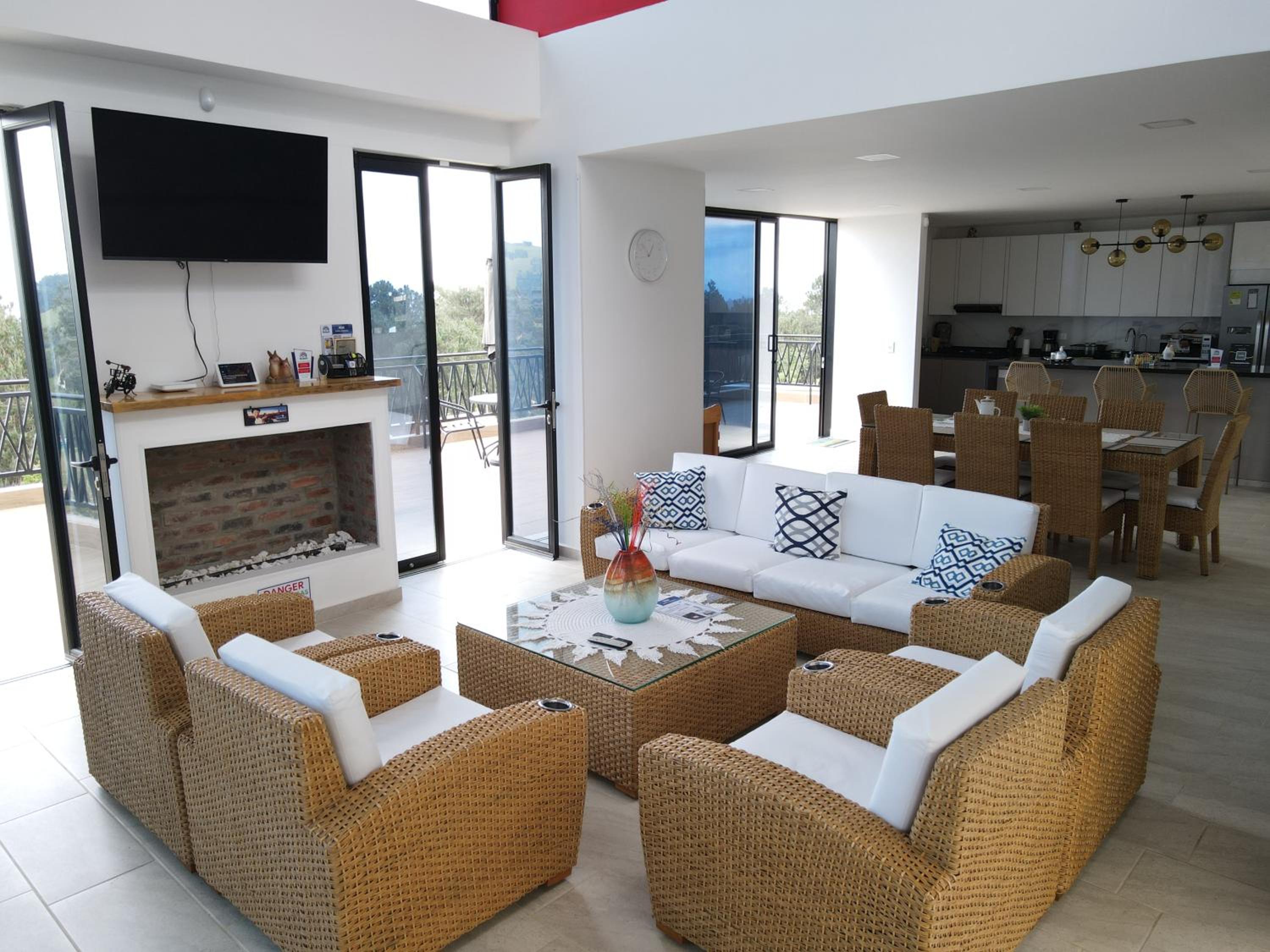 Mansion de lujo en la mesa de los santos
