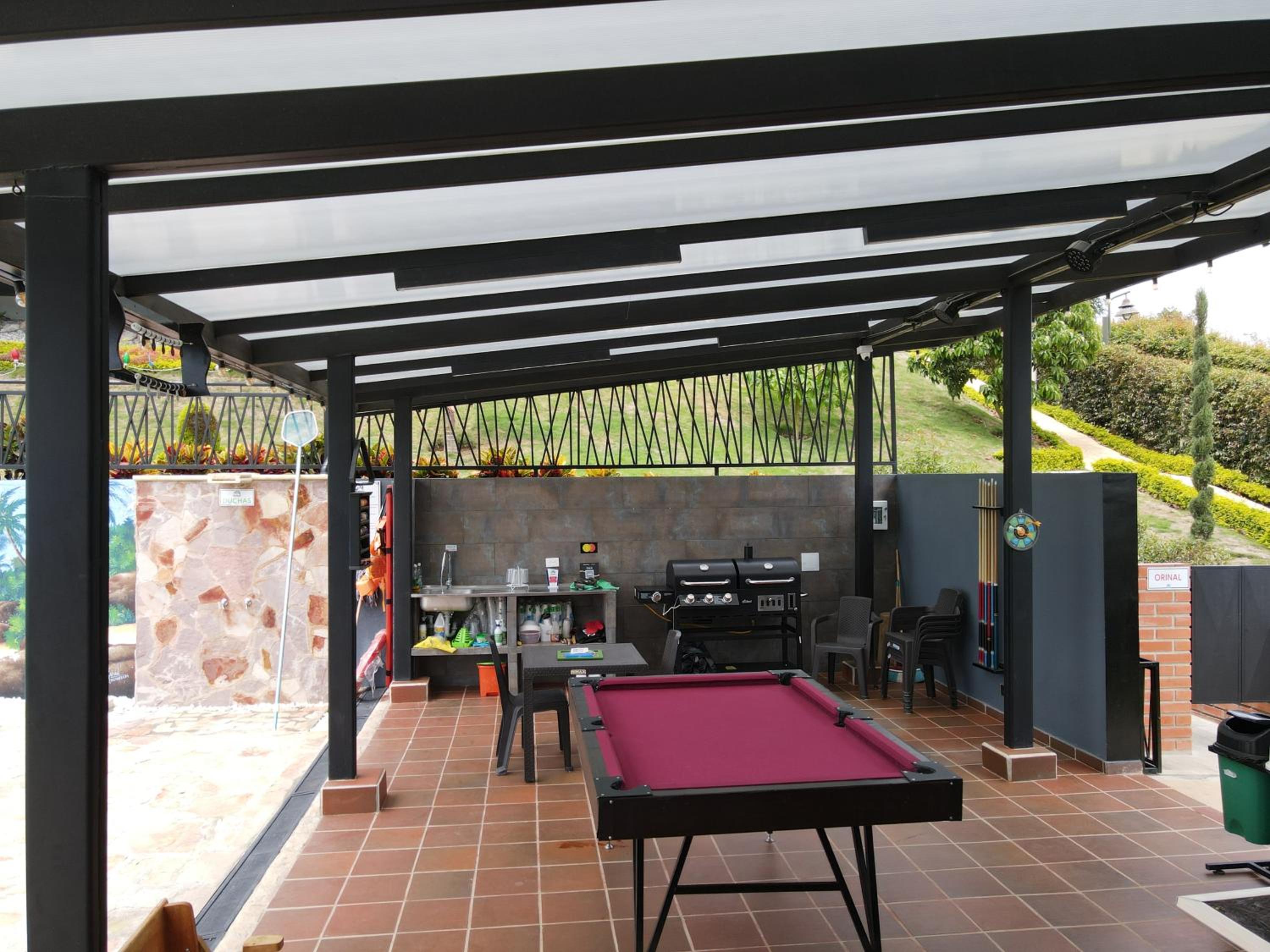 Mansion de lujo en la mesa de los santos