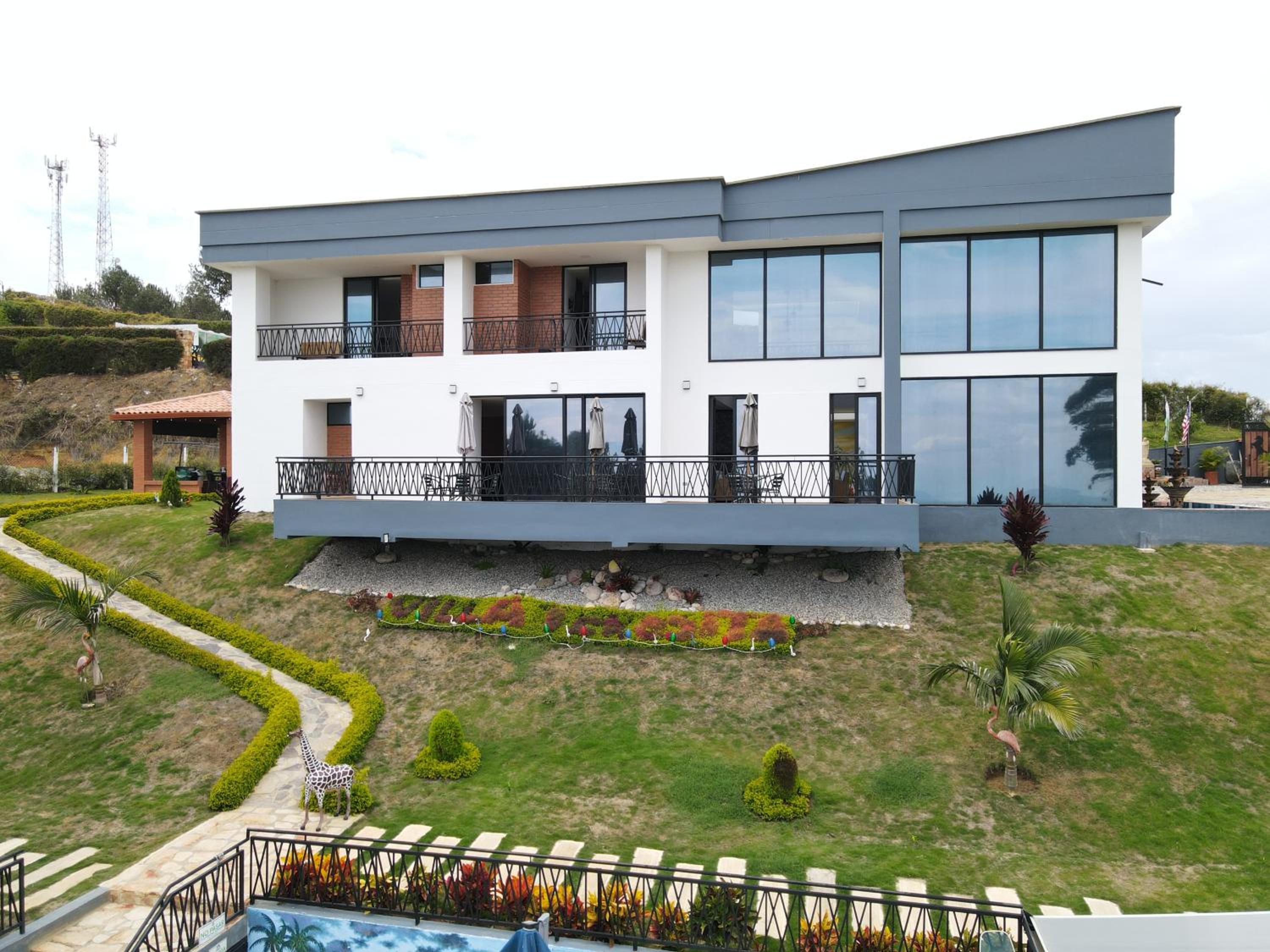 Mansion de lujo en la mesa de los santos
