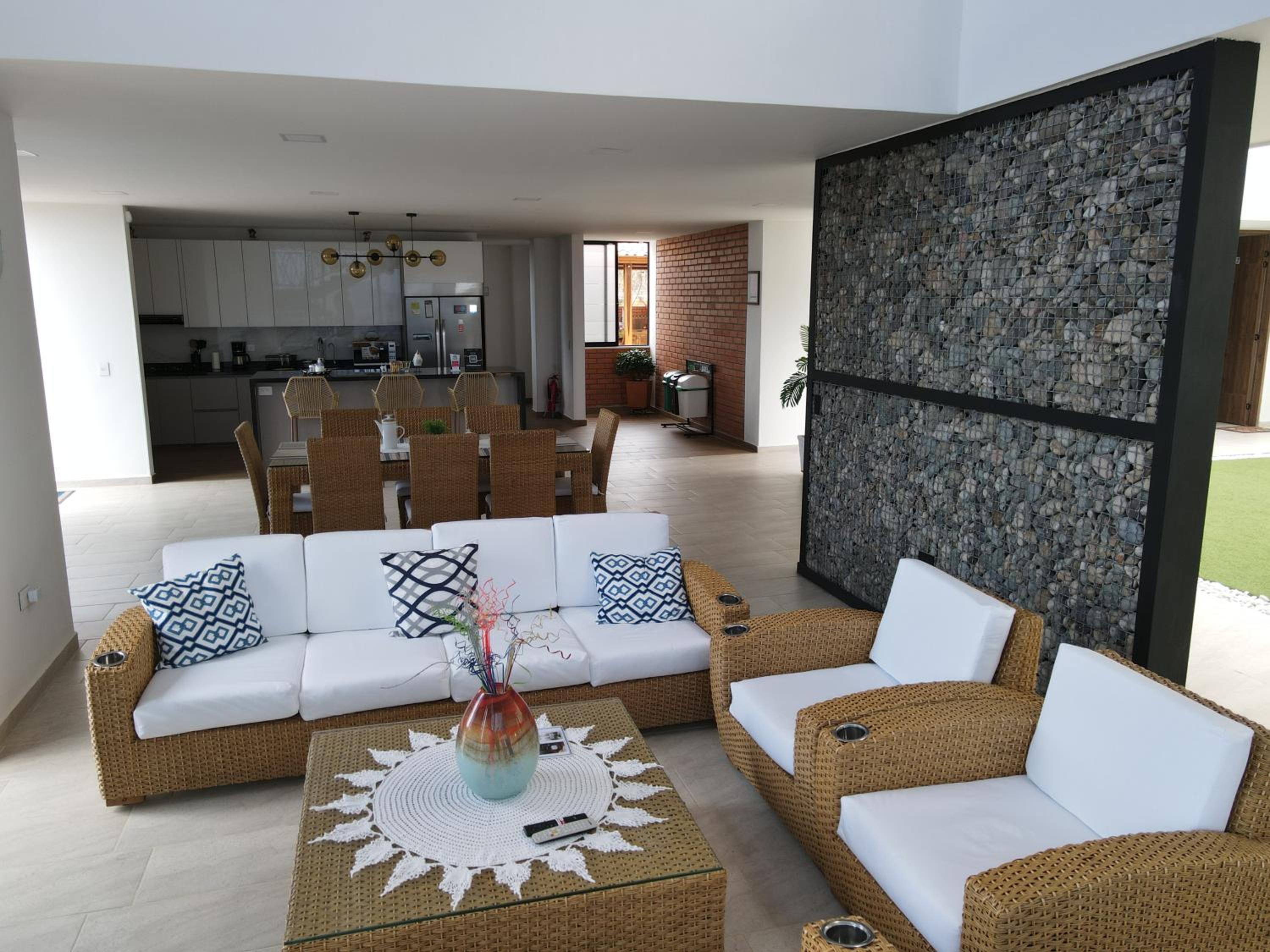 Mansion de lujo en la mesa de los santos