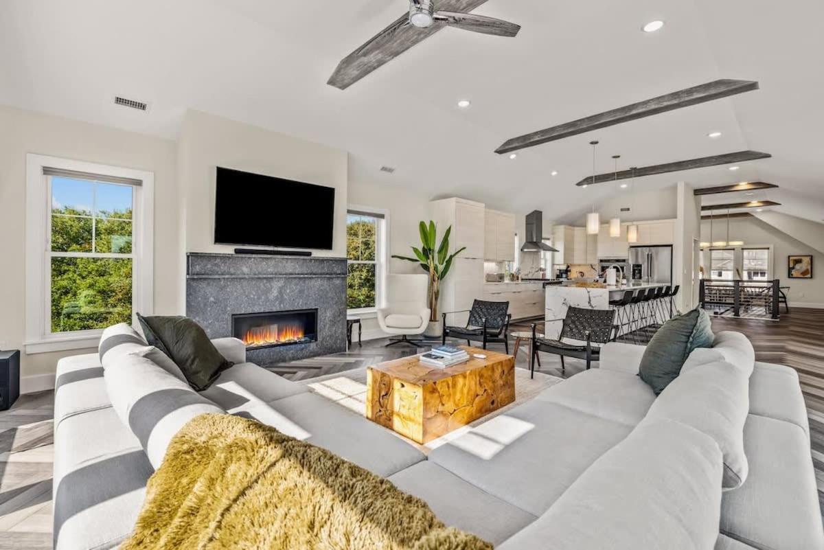 Auroro 6 BR Elevator Theater Rec Room Pool & Hot view 2