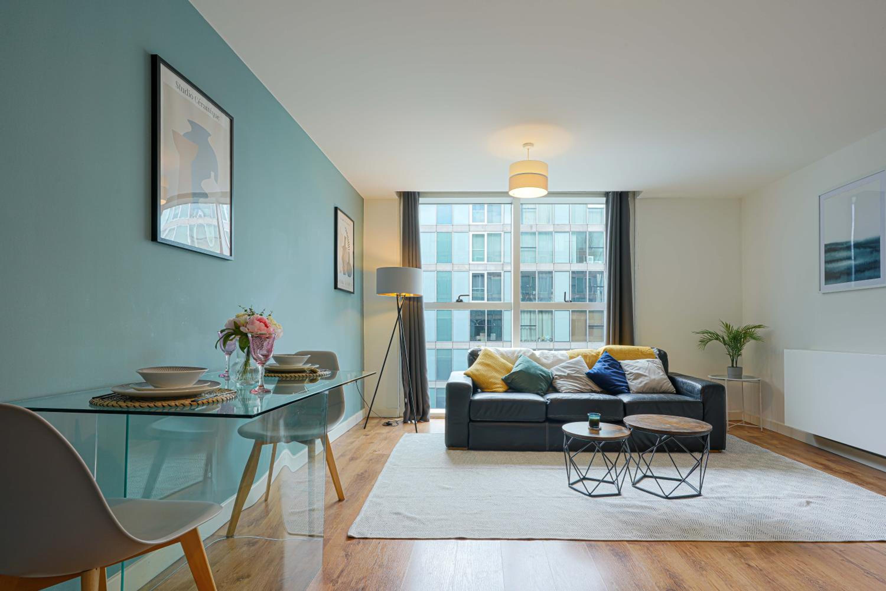 City Centre Apartment • Free Parking • Smart TV • Fast Wifi • Yoko Property view 4