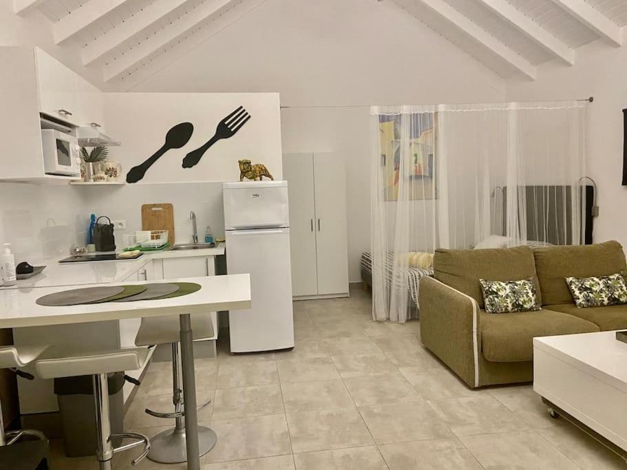 Studio Jasmin à 2 mn de la plage de Friar's Bay view 3