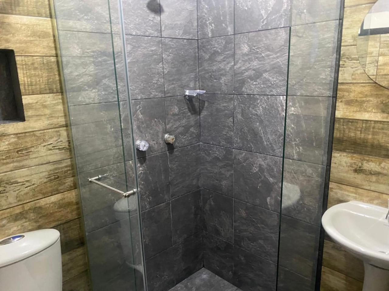 APARTAMENT E1 AIRE ACONDICIONADO 100MT2, 4 HABTACIONES EN La MEJOR ZONA, LAURELES ESTADIo