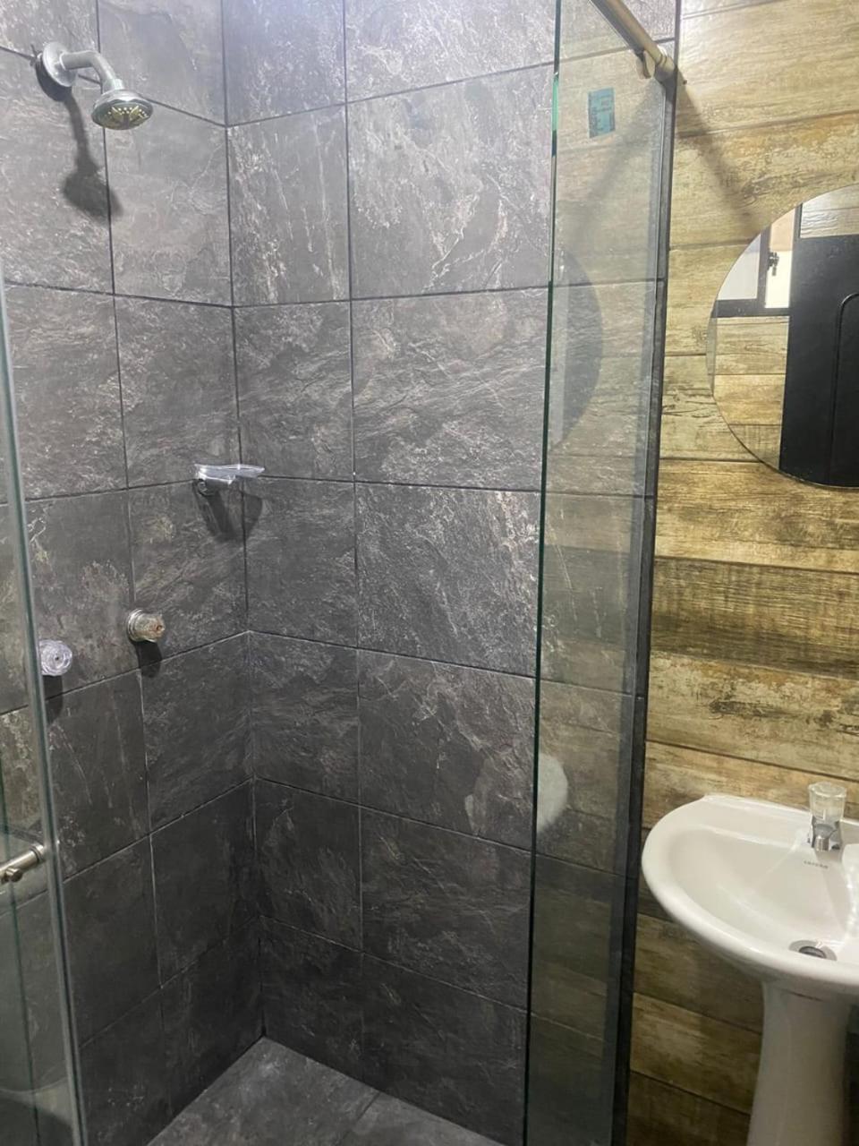 APARTAMENT E1 AIRE ACONDICIONADO 100MT2, 4 HABTACIONES EN La MEJOR ZONA, LAURELES ESTADIo
