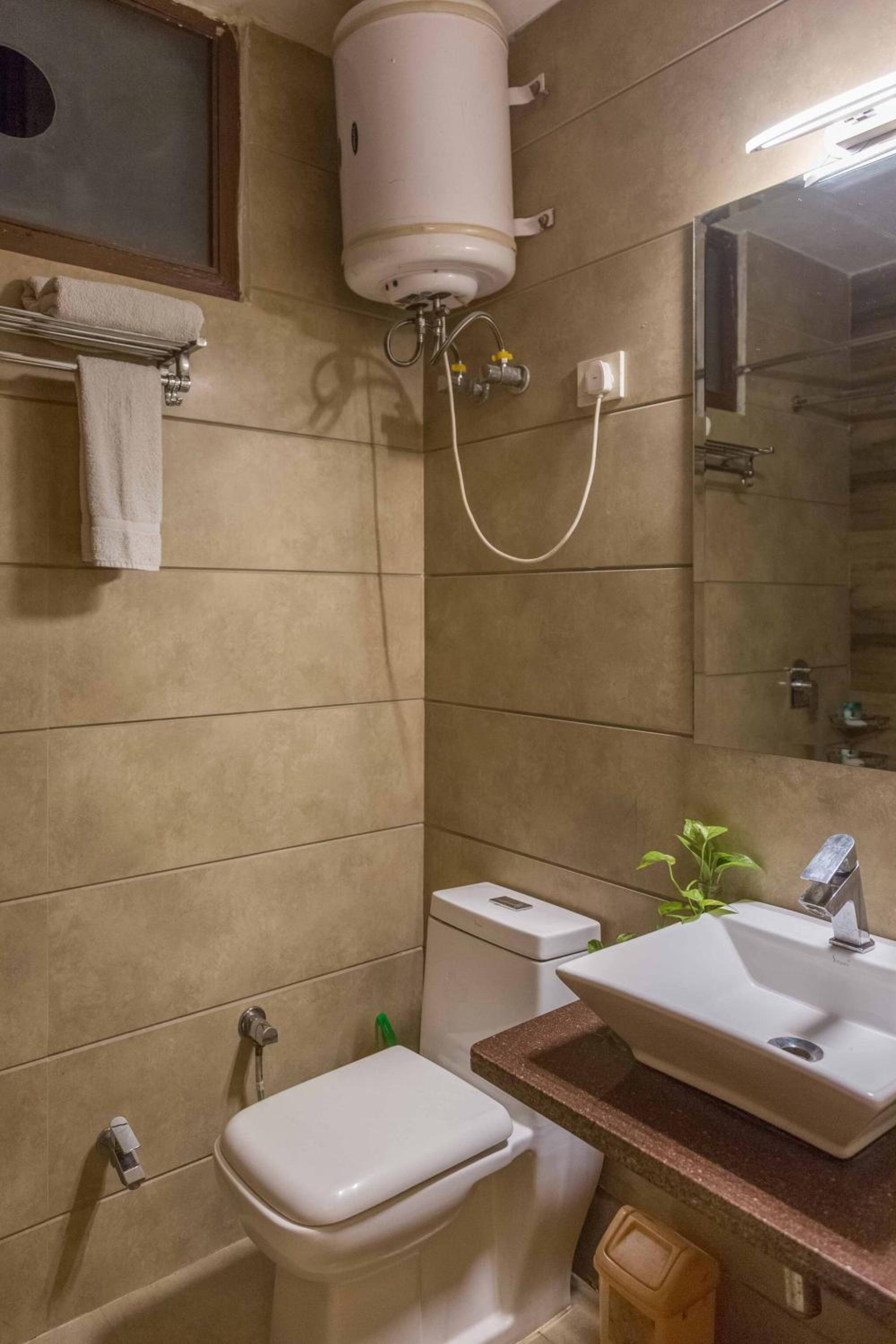 Room in BB - 1 Private Room In 3 Room Bnb In Hauz Khas in Center Delhi view 3