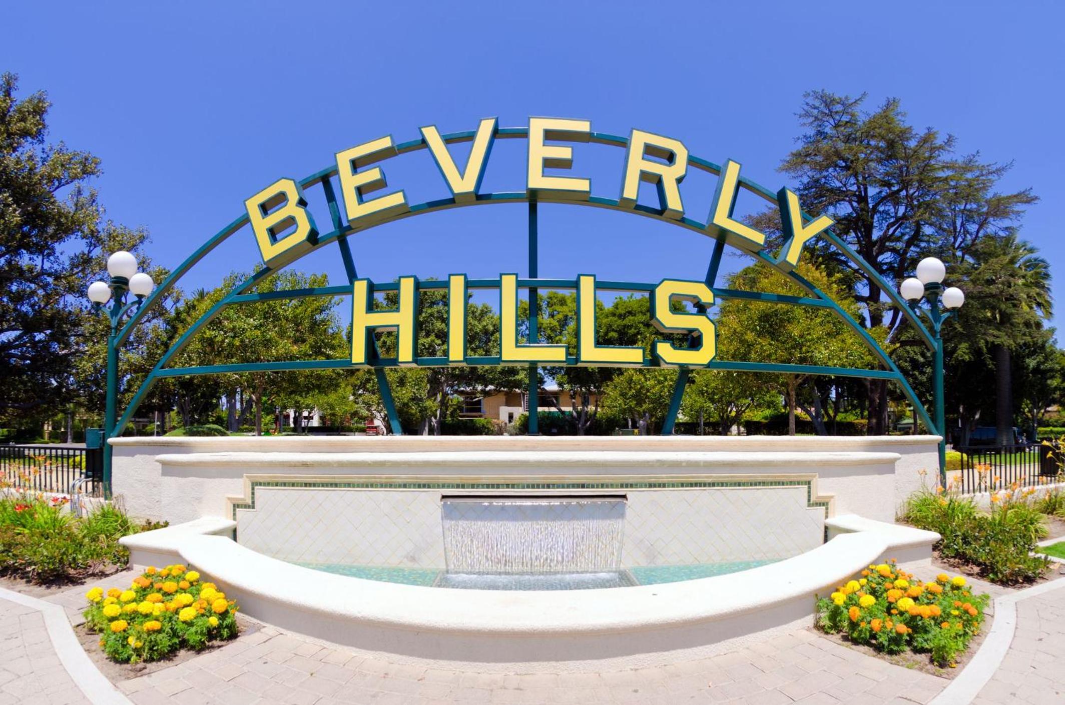 Lovely 3 bedroom-Beverly Hills front unit