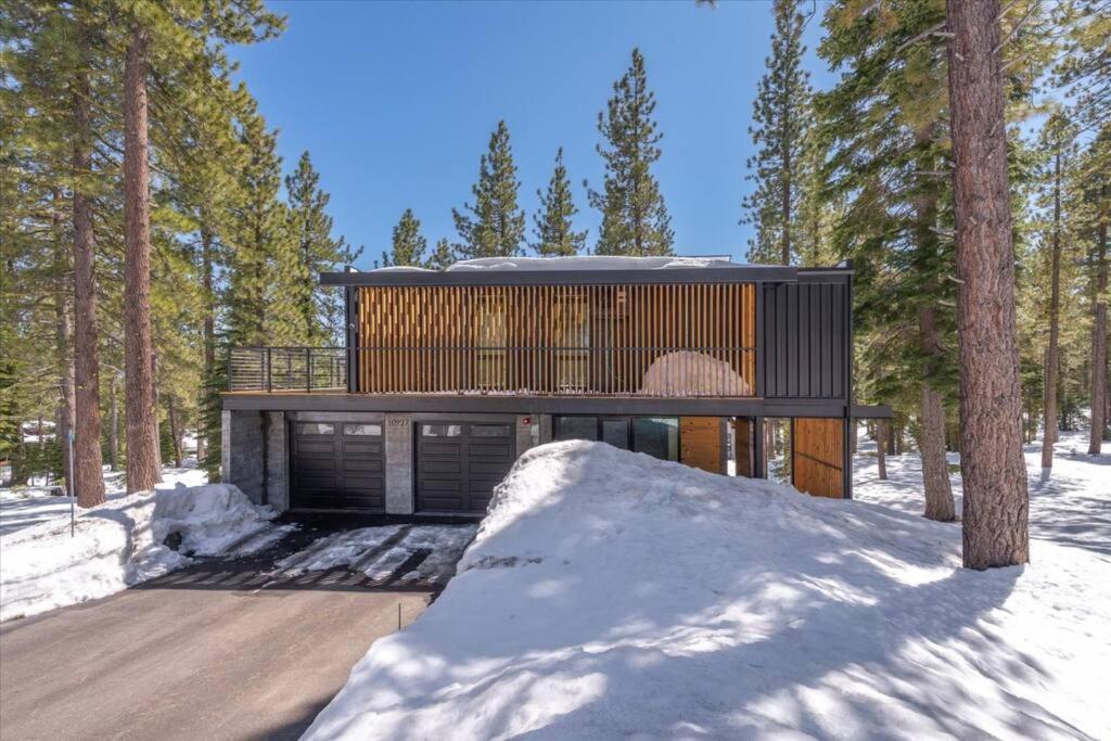 Hotel Stunning Modern Mountain Home for 10 in Truckee New Hot Tub BBQ Close to Slopes Book on Mobile for Promo Price - Image 1