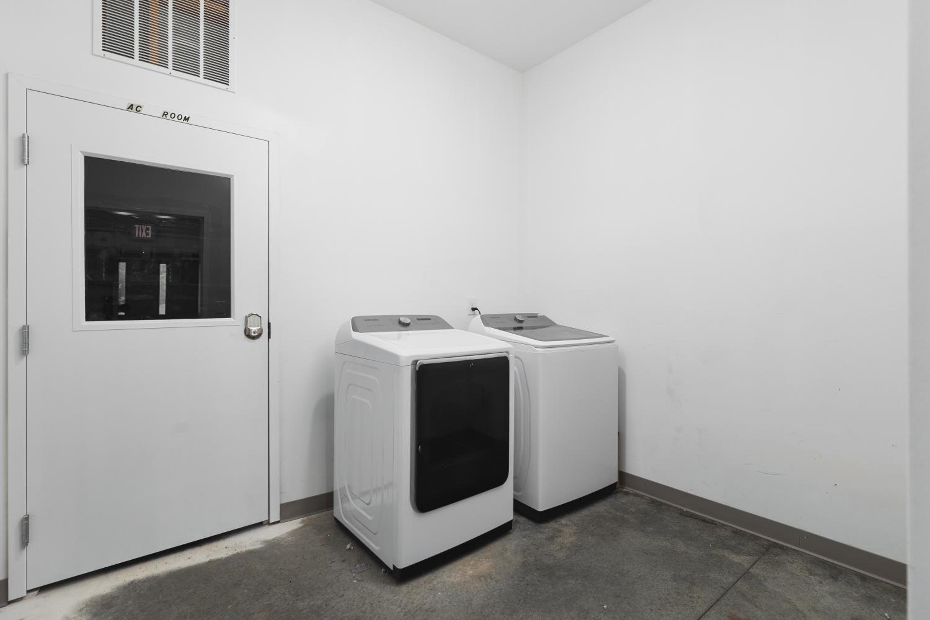 Condo Near Downtown WALK to restaurants, bars & music view 4