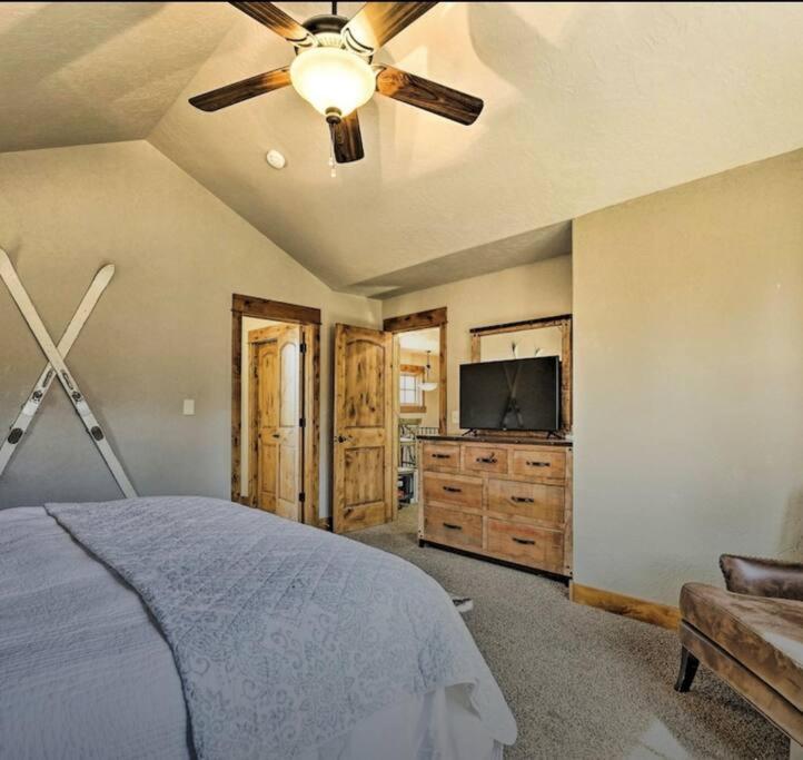 Beautiful Red Feather Lakefront Home in Fox Acres! view 2