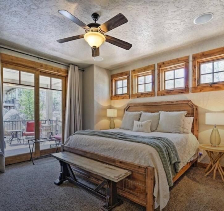 Beautiful Red Feather Lakefront Home in Fox Acres! view 4