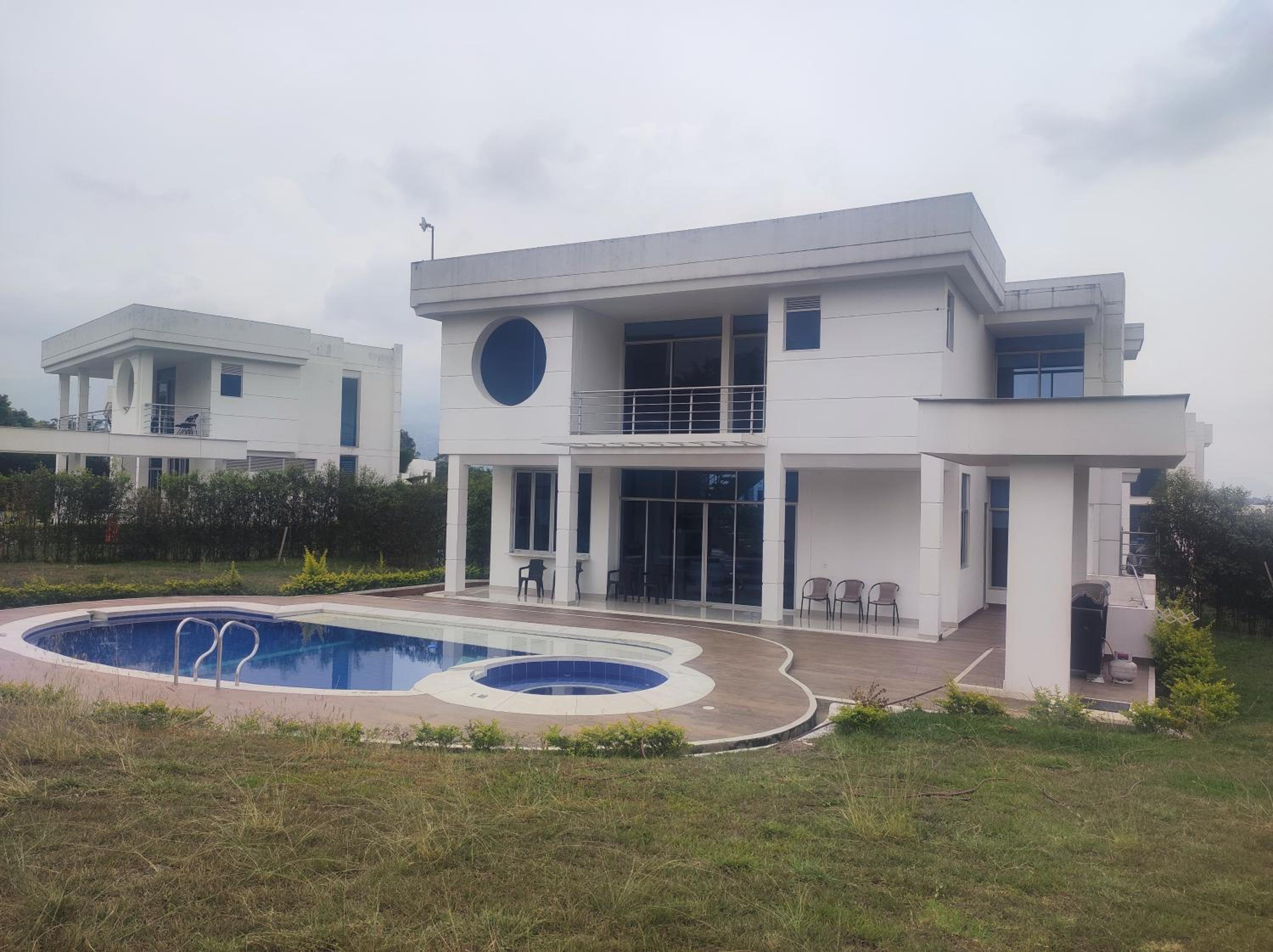 CASA VACACIONAL EN CHINAUTA, 18 PERSONAS PISCINA Y BBQ
